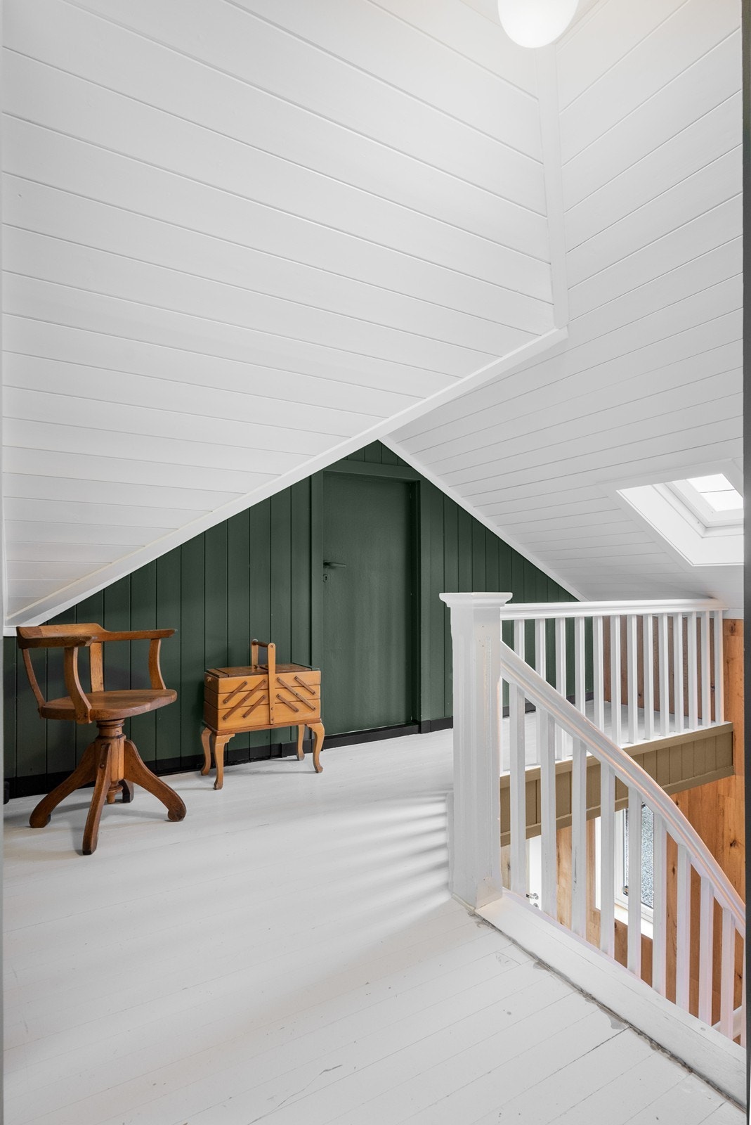 I boligens andre etasje finner du en romslig loftsstue, hovedsoverom og to barnerom. Galleribilde