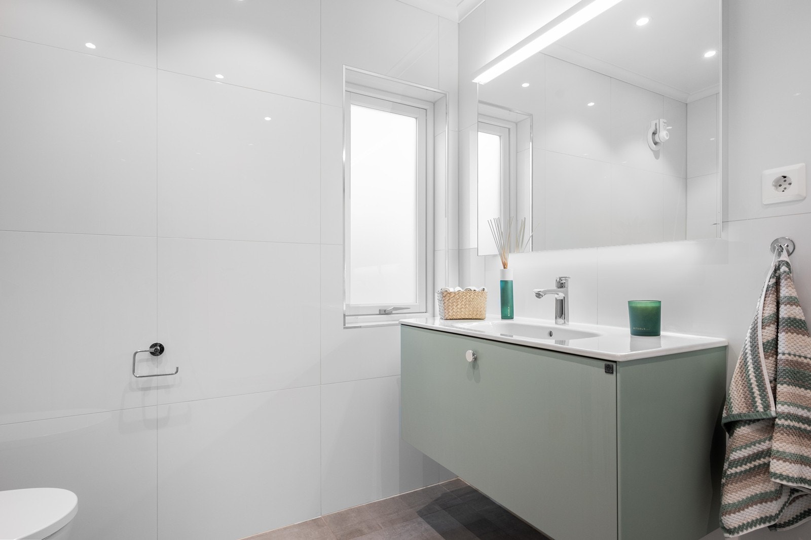 Servant med skuffer og speilskap gir god oppbevaringsplass, videre er det downlights i himlingen og gulvvarme. Galleribilde