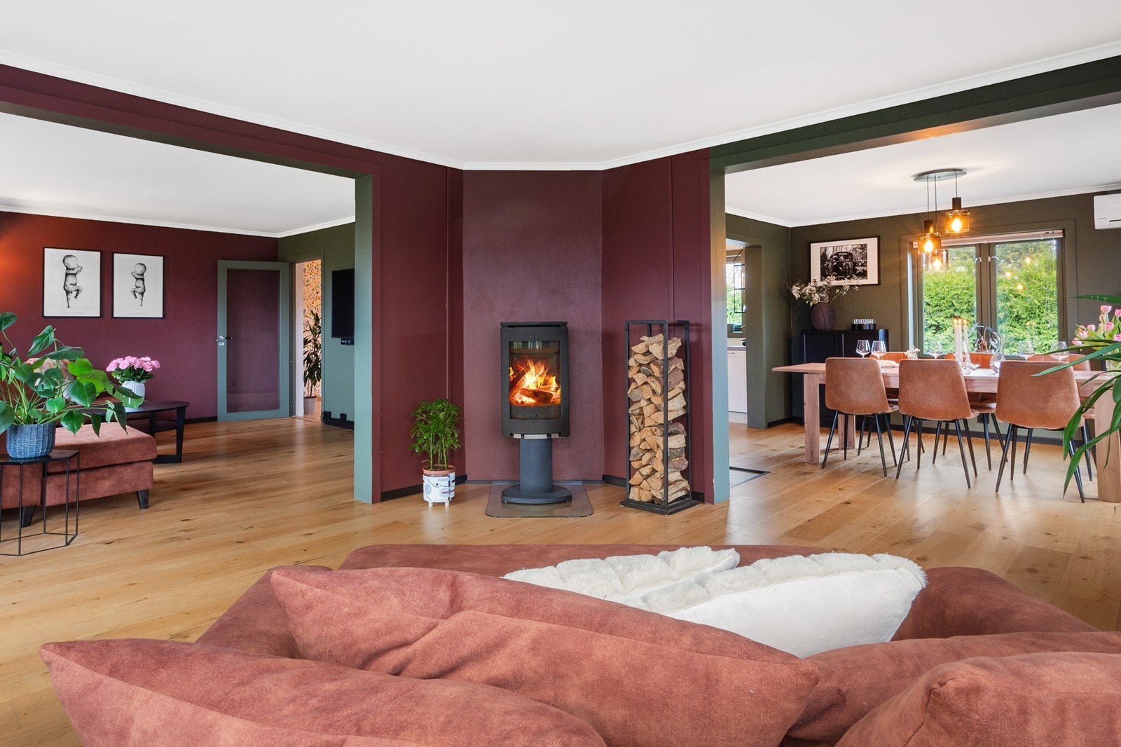 Vedovn fungerer som et naturlig midtpunkt i rommet og tilfører både varme og stemning på kjølige kvelder. Galleribilde