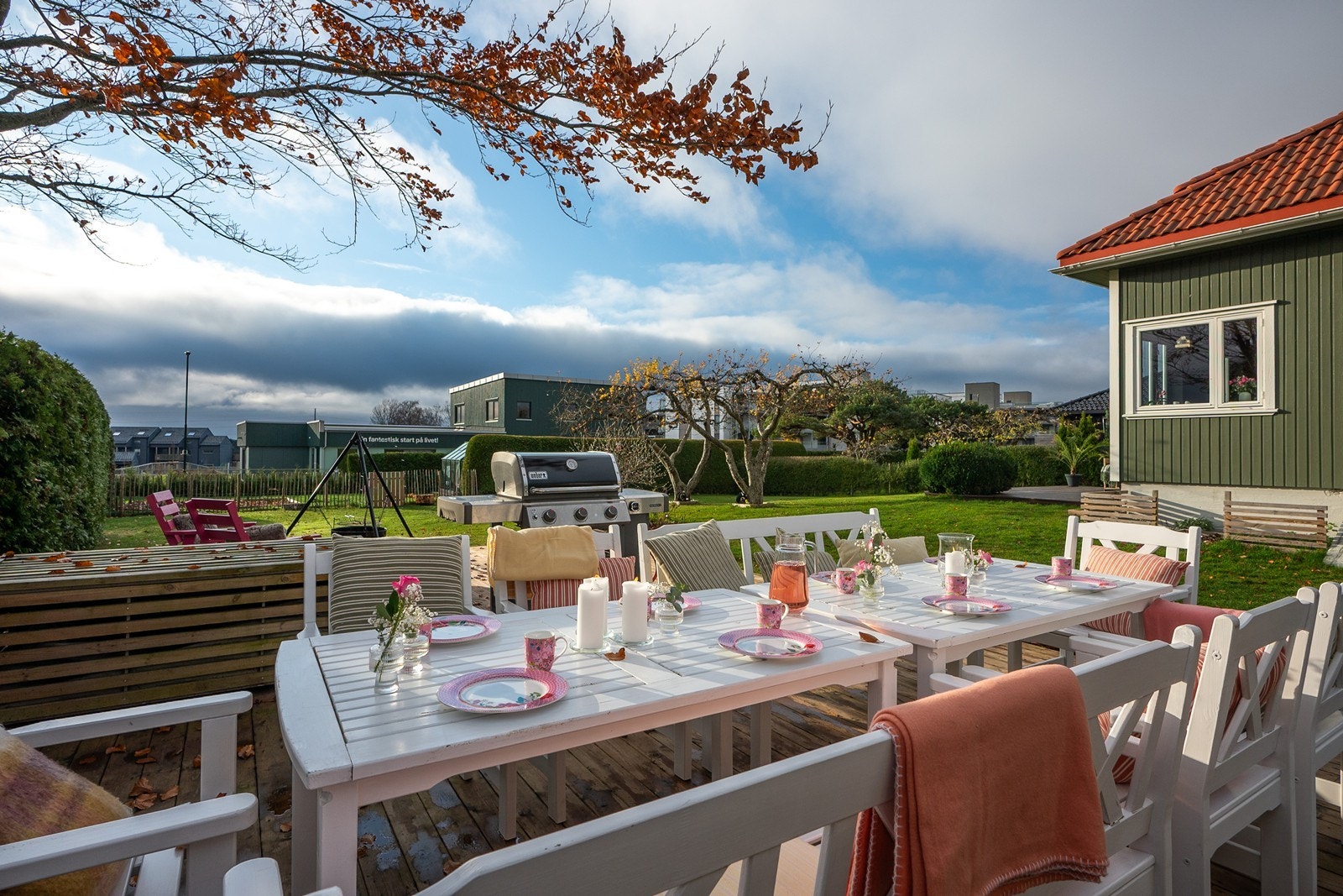 Stor terrasse på nedre del av hagen med lun og skjermet plassering. Galleribilde