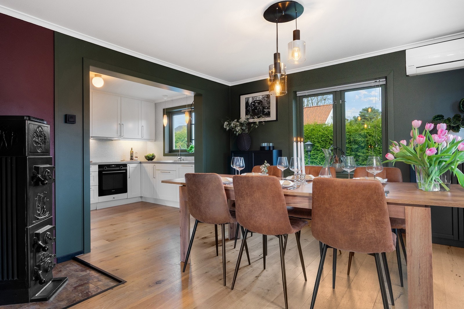 Både varmepumpe og en flott peis bidrar til et behagelig inneklima året rundt. Galleribilde