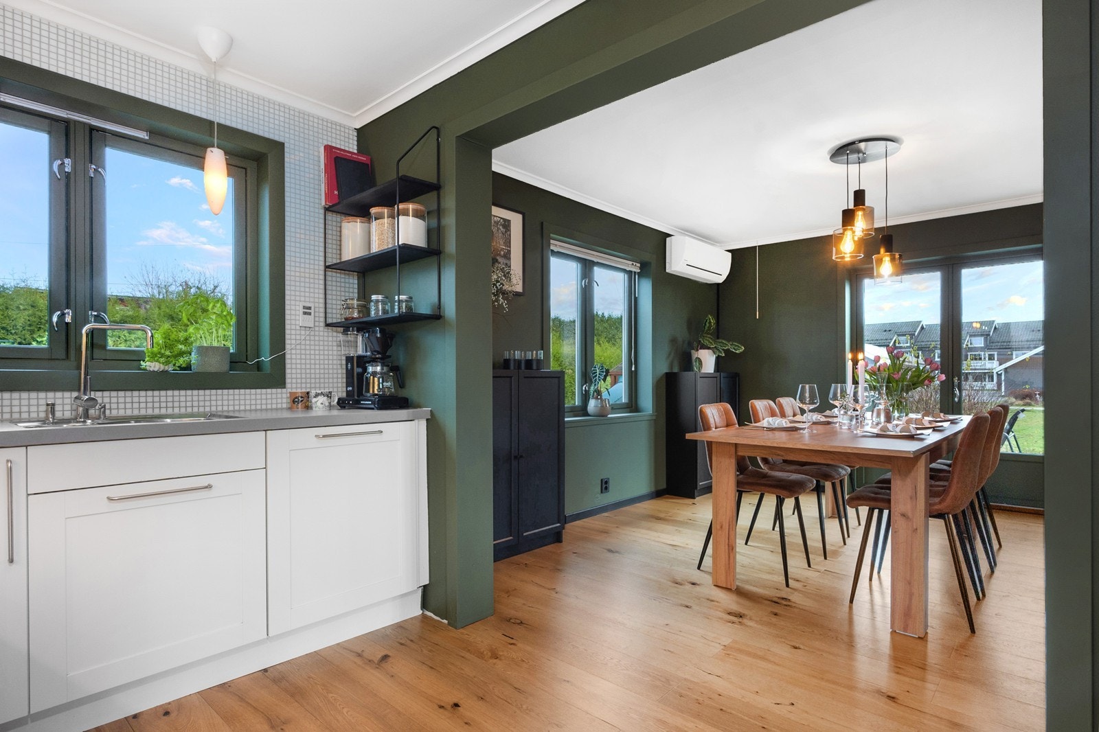 Kjøkkenet ligger i åpen løsning mot spisestuen. Galleribilde