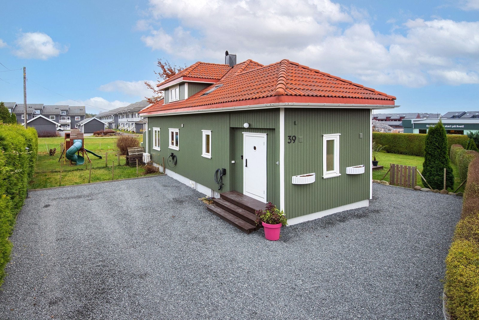 Gårdsplass med plass til flere biler. Det ble montert elbillader fra Easee i 2020, og lagt ny grus i 2025. Galleribilde