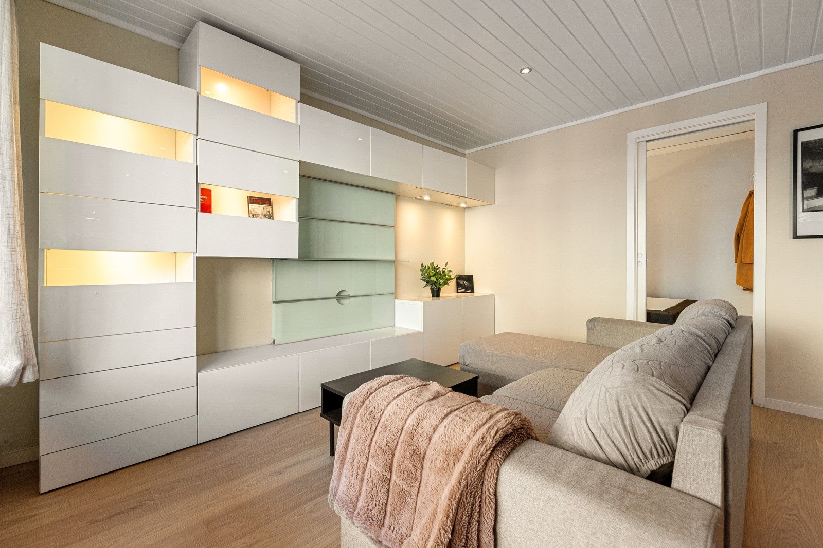 Lyse overflater, parkett på gulv og downlights i tak gir et moderne og trivelig preg. Galleribilde