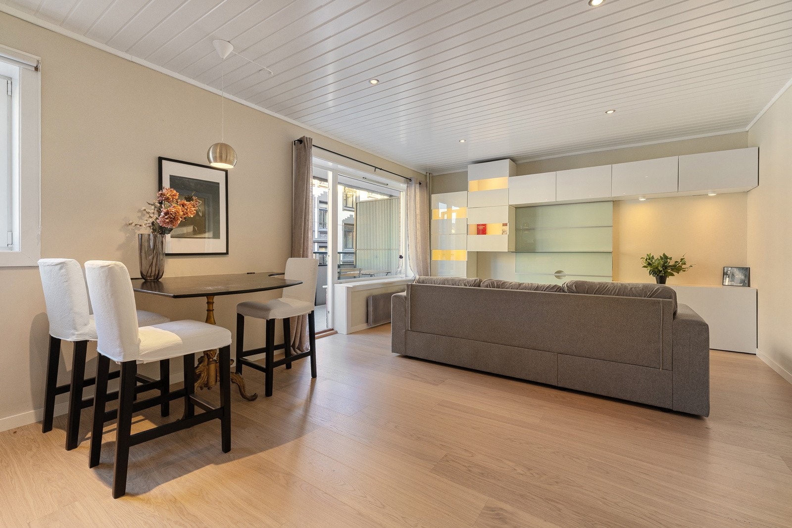 Lys og innbydende stue med god romfølelse og fleksible møbleringsmuligheter. Galleribilde