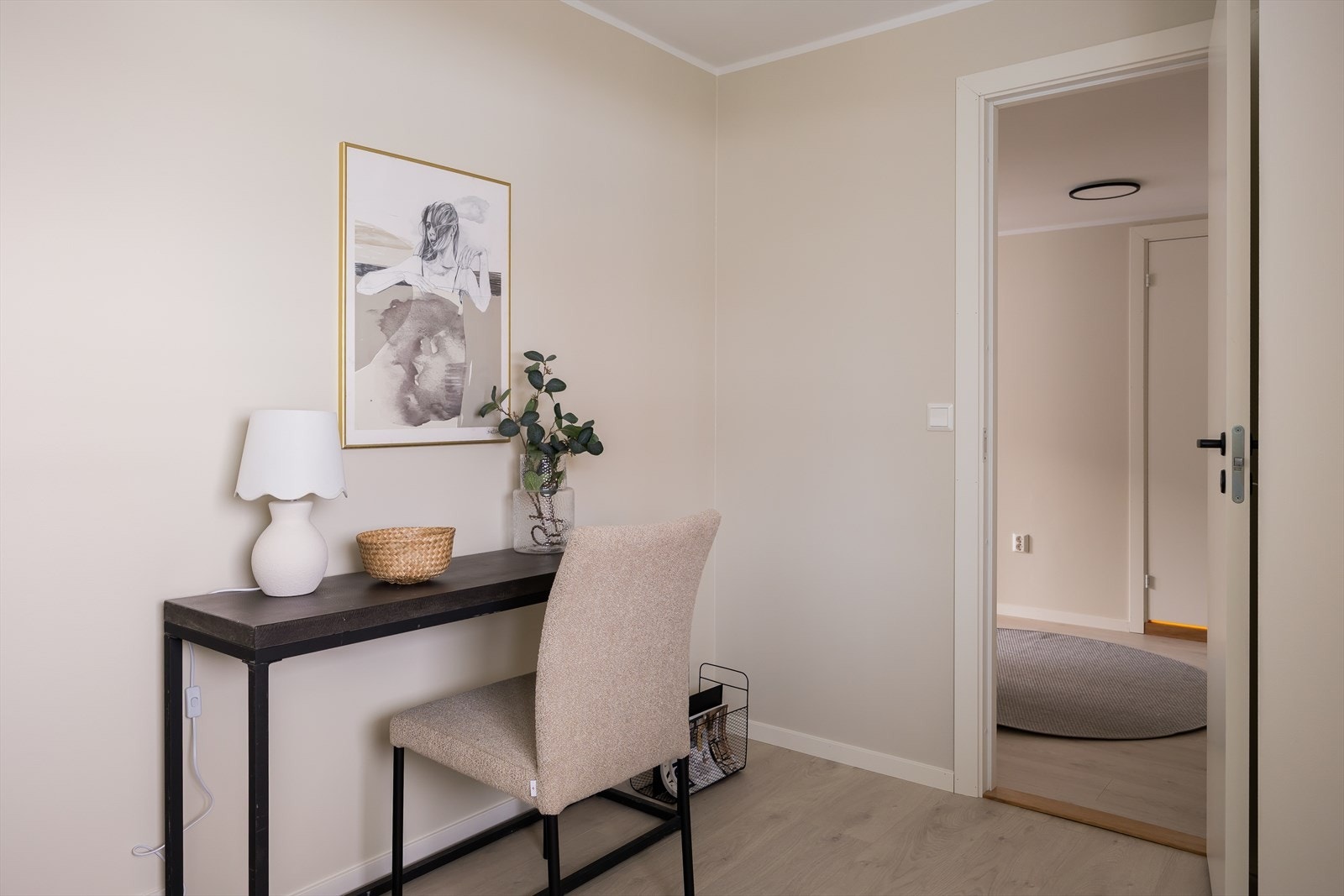 Felles for begge soverommene er at de også vender ut mot en rolig bakgård som gir et behagelig sovemiljø. Galleribilde