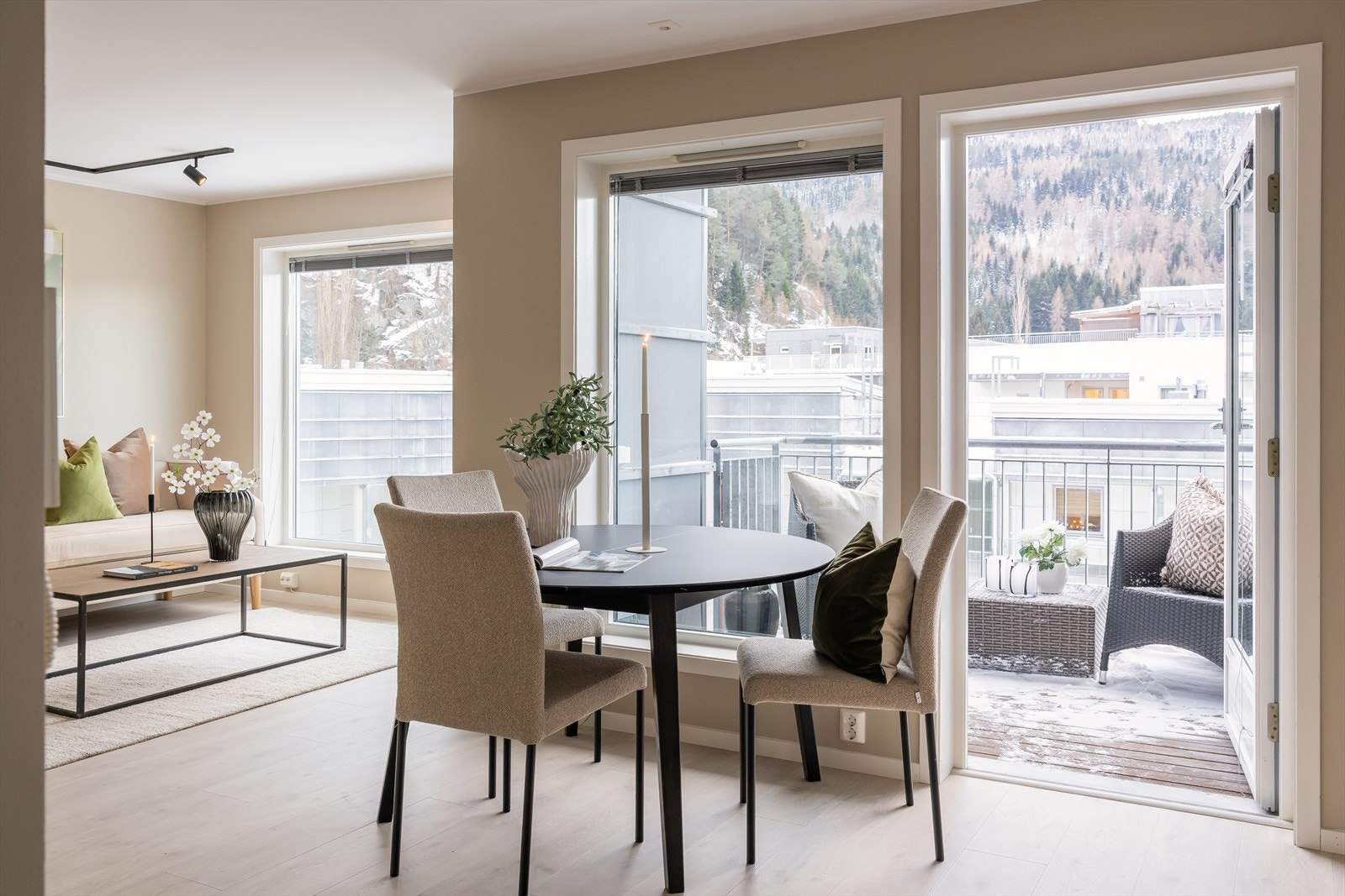 Nytt elektrisk anlegg, hvor det i boligen er påkostet smarthjemløsning via systemet Plejd. I appen Plejd holder man kontroll på om lys er skrudd av eller på, samt lysstyrken. Galleribilde