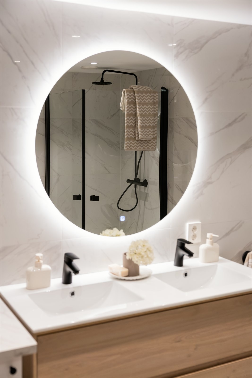 Nyoppusset bad som har 60x60 flis på gulv og vegger. Badet er helt nytt og ubrukt, tilstandsrapport 0 i følge takstmann. Galleribilde