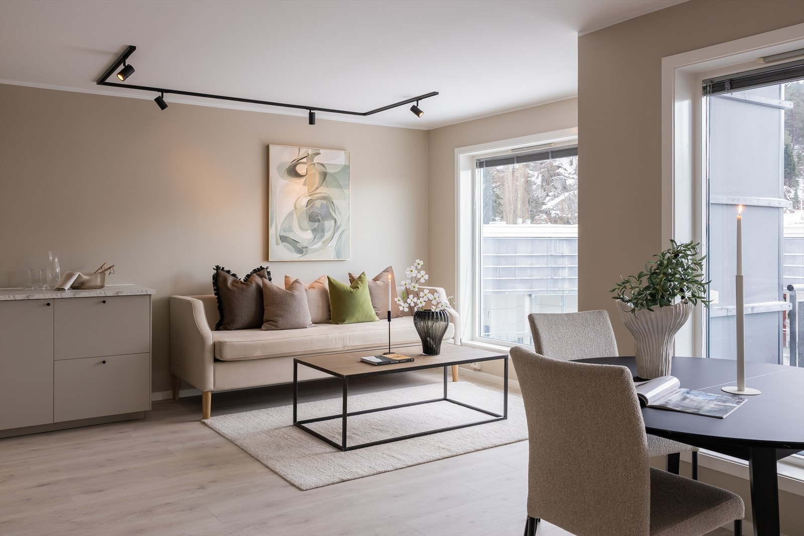 Her har man en sort spotskinne i taket. Det er ellers verdt å merke seg at boligen har et nyere byggeår fra 2002, med enkel tilkomst via heis, samt balansert ventilasjonsanlegg. Galleribilde