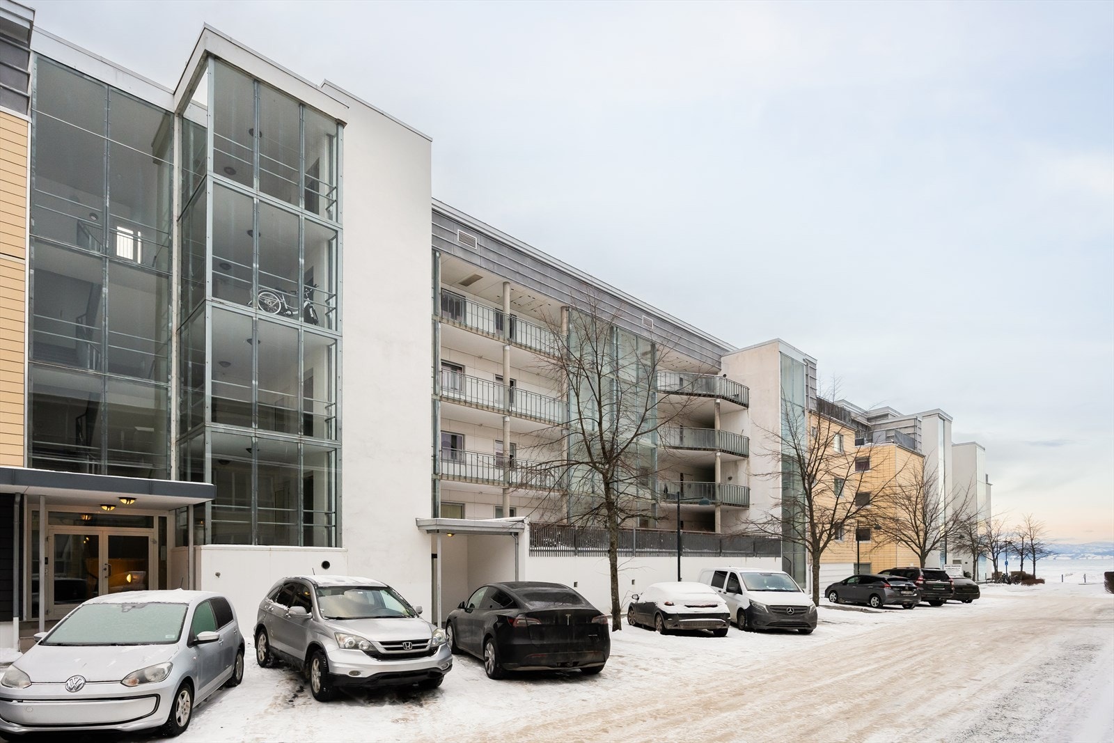 Parkering på felles oppstillingsplasser på borettslaget tomt. I tillegg parkering i garasje etter ansiennitet. Galleribilde