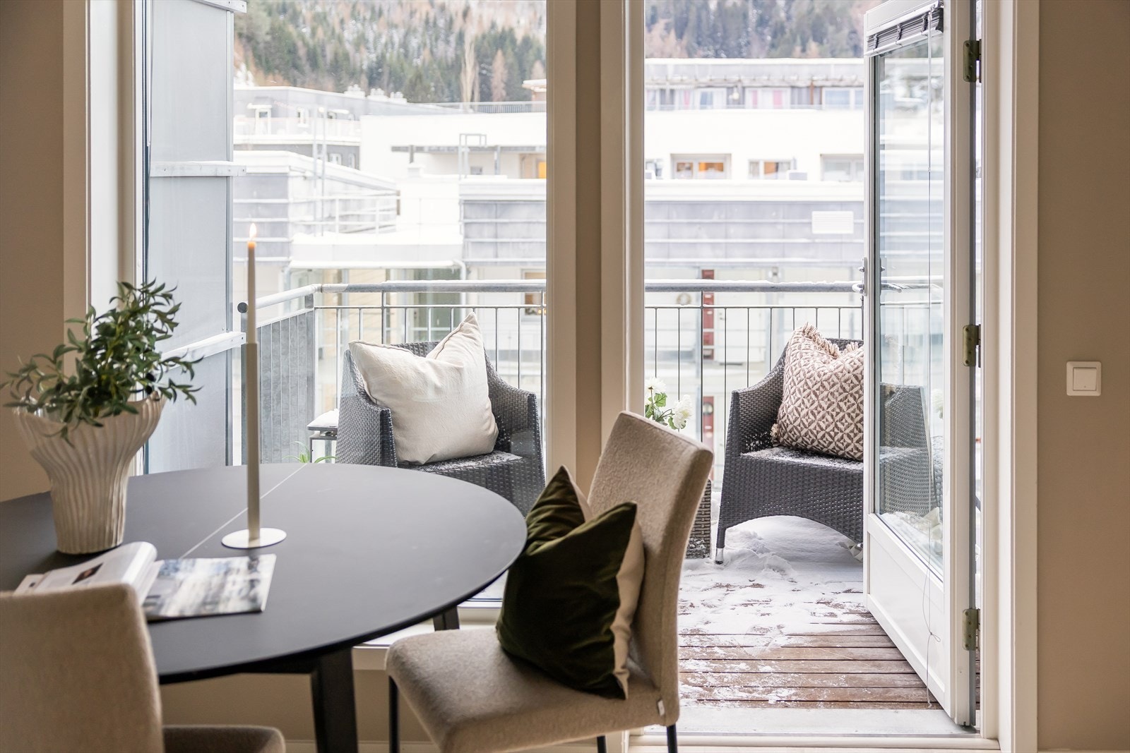 Fra stuen har man direkte utgang til vestvendt veranda. Galleribilde