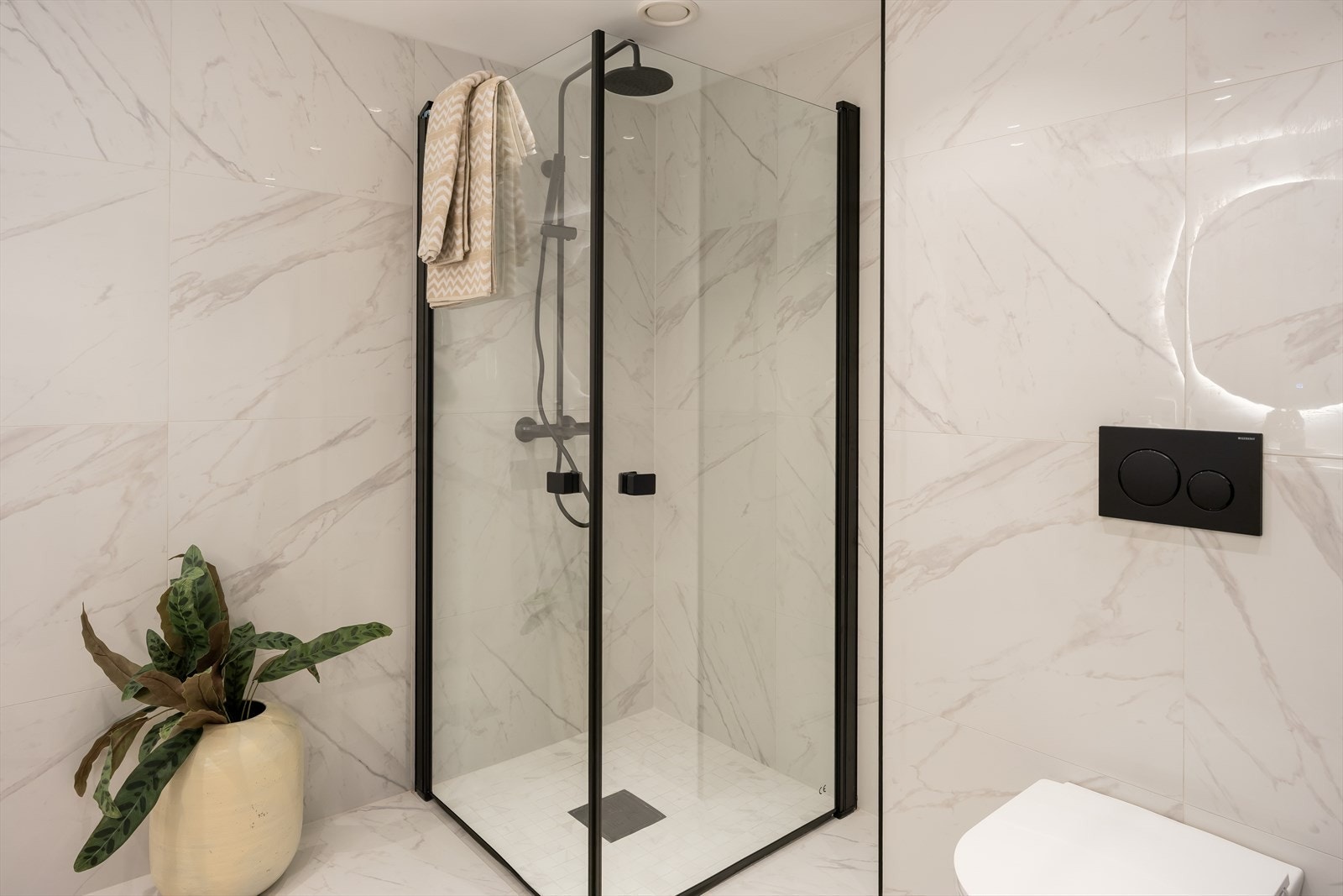 Badet består av egen dusjsone med waterfall dusj, opplegg for vaskemaskin, dobbelservant, belysning i speil, spotter i tak og varmekabler i gulv. Galleribilde