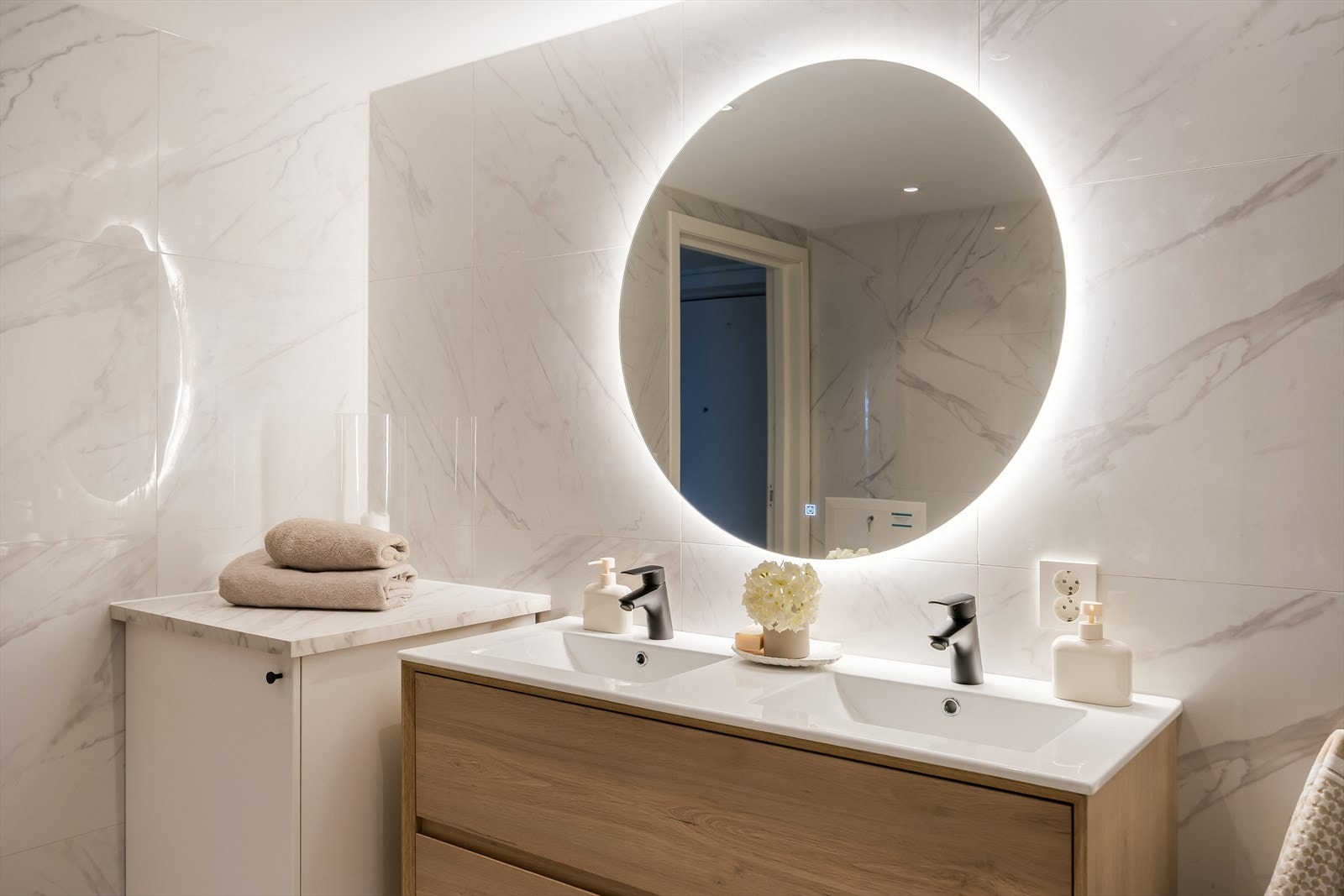 Det er lagt opp til vaskemaskin ved siden av baderomsmøbelet. Galleribilde