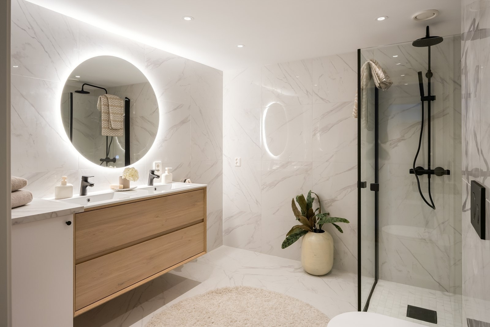 Badet er på 7 kvm, og ligger ved entréen. Det ble også totalrenovert i 2025. Galleribilde