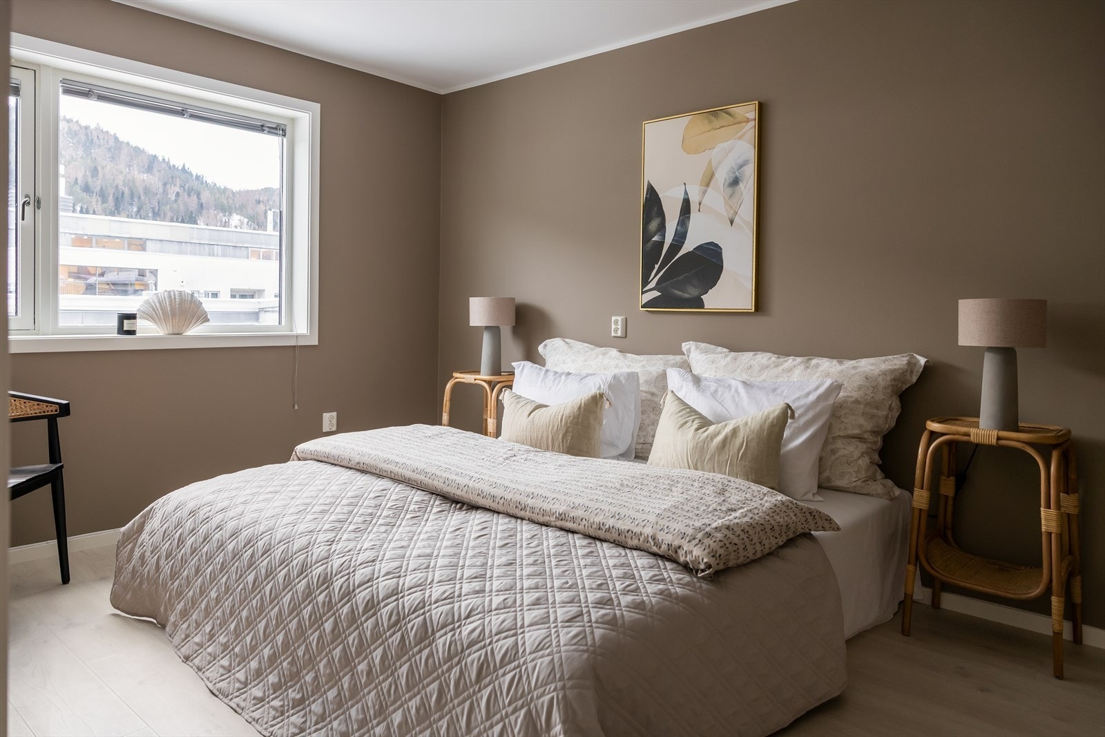 Boligen inneholder 2 soverom, hvor fellesnevneren er at begge er av god størrelse. Hovedsoverommet er på 12 kvm, og ligger til høyre for entreén. Galleribilde