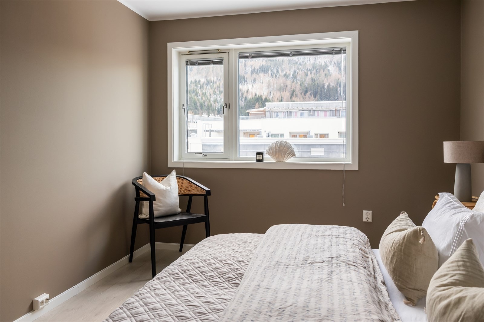 God plass til store garderobeskap, samt dobbeltseng og kontorpult. Galleribilde