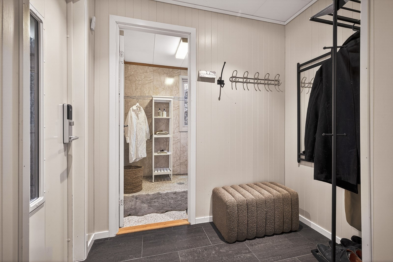 Dette er et innbydende inngangsparti med god plass til oppheng av yttertøy. Galleribilde
