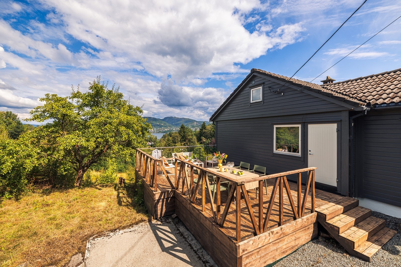 Fra det siste soverommet har man tilgang til en flott terrasse. Galleribilde