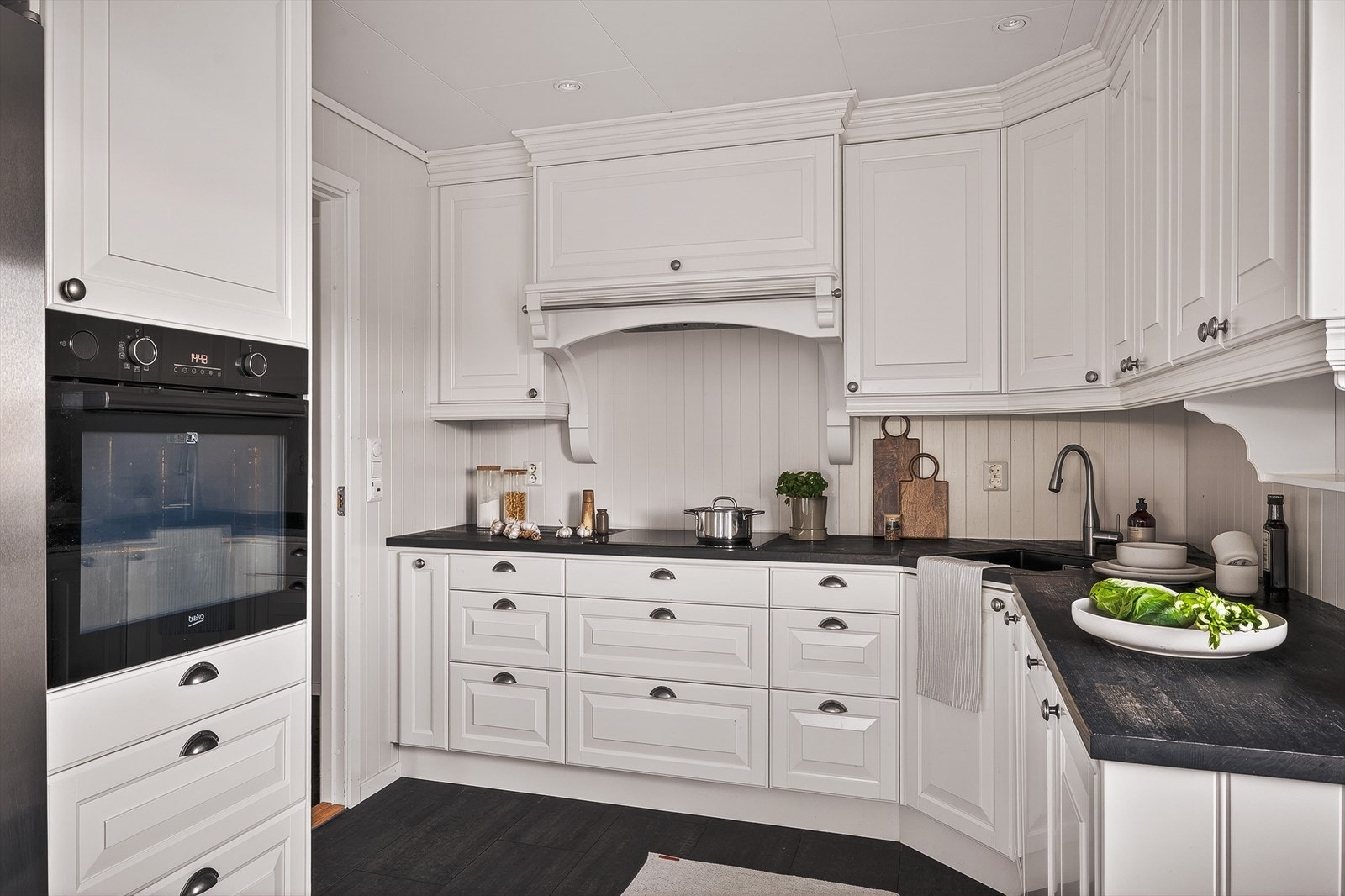 Kjøkkeninnredningen består av en stor benkeplass og gode oppbevaringsmuligheter. Galleribilde