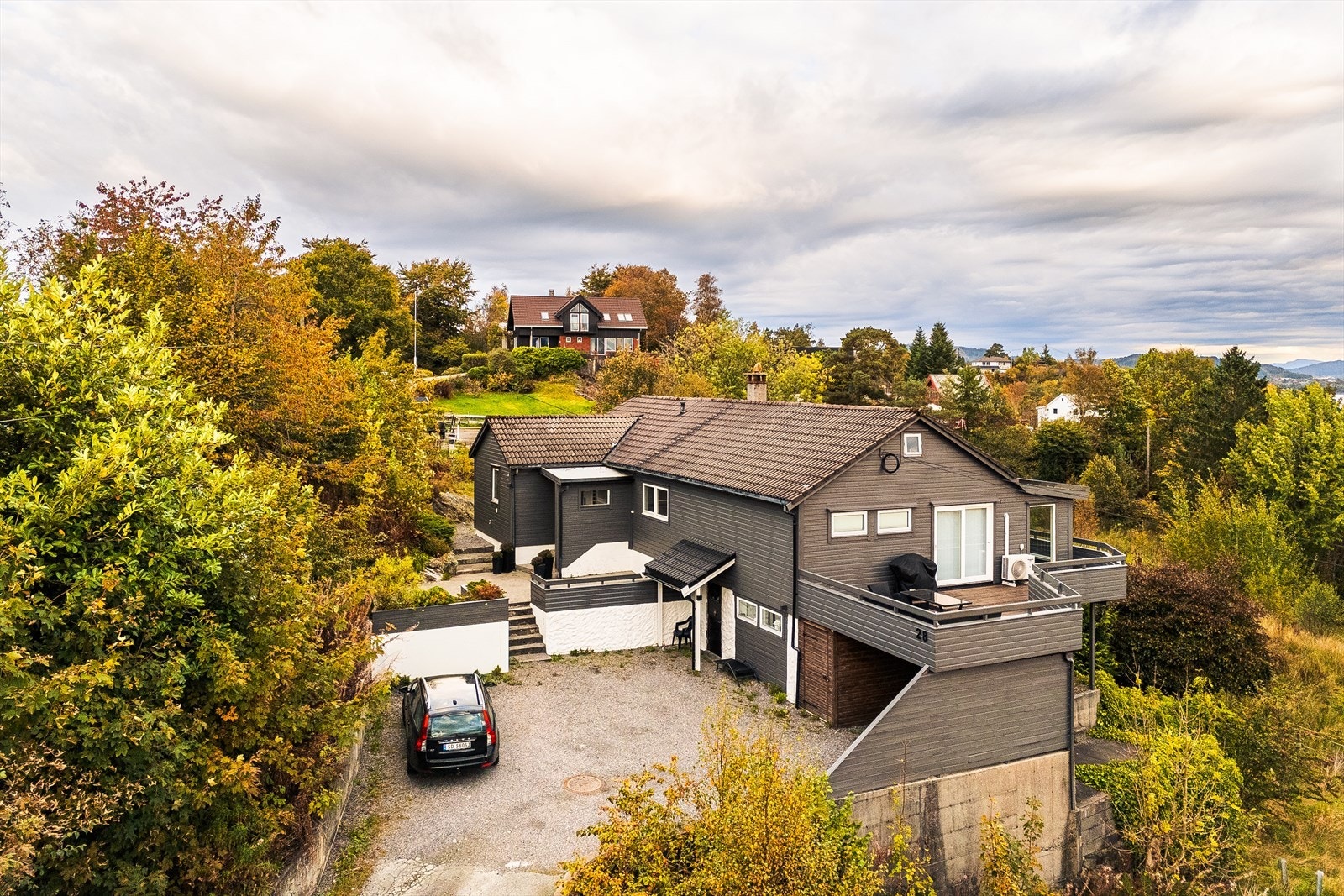 Boligen ligger fritt og landlig til, med kort vei til alt man trenger i hverdagen. Galleribilde