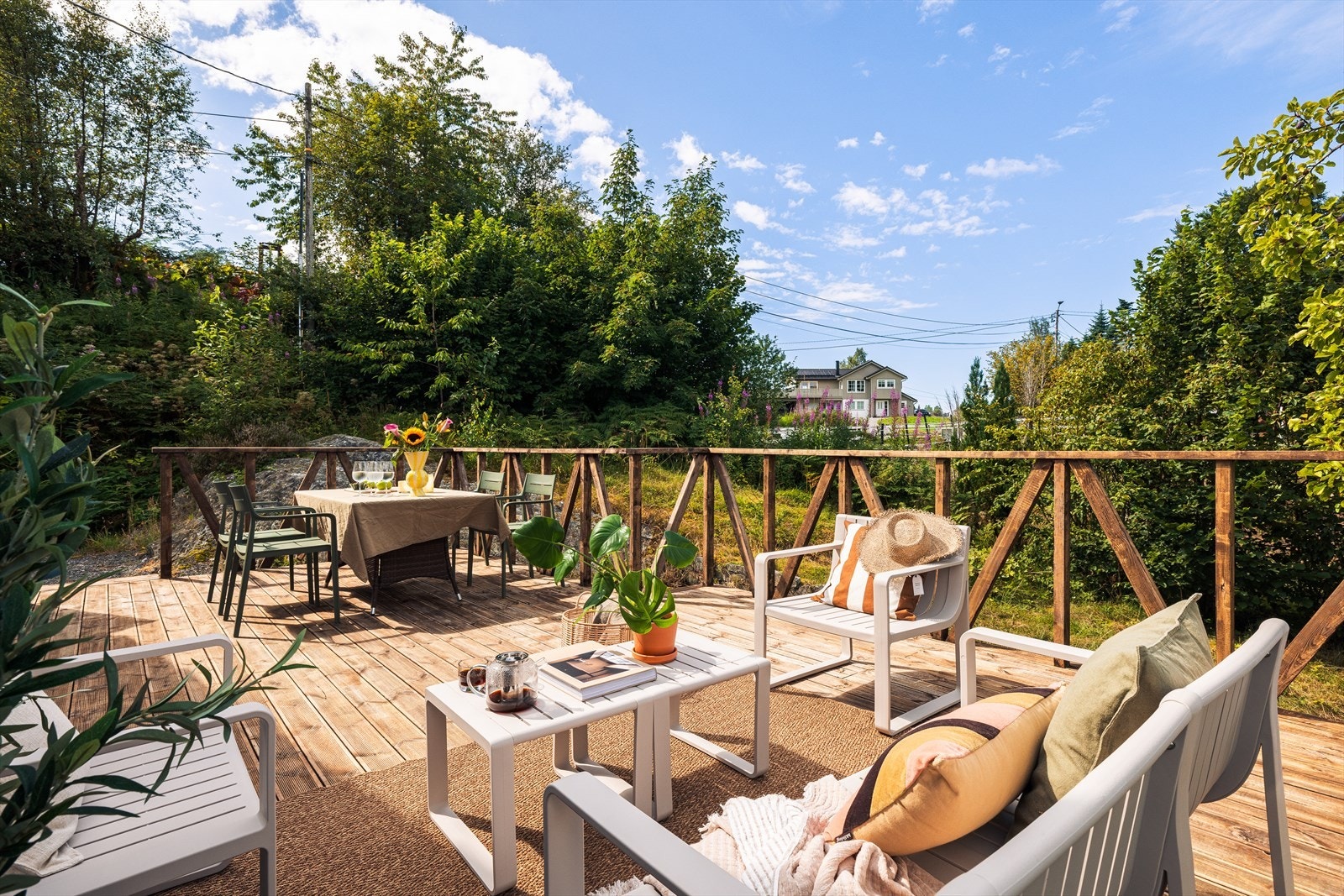 Det er god plass til å innrede med ønskede utemøbler. Galleribilde