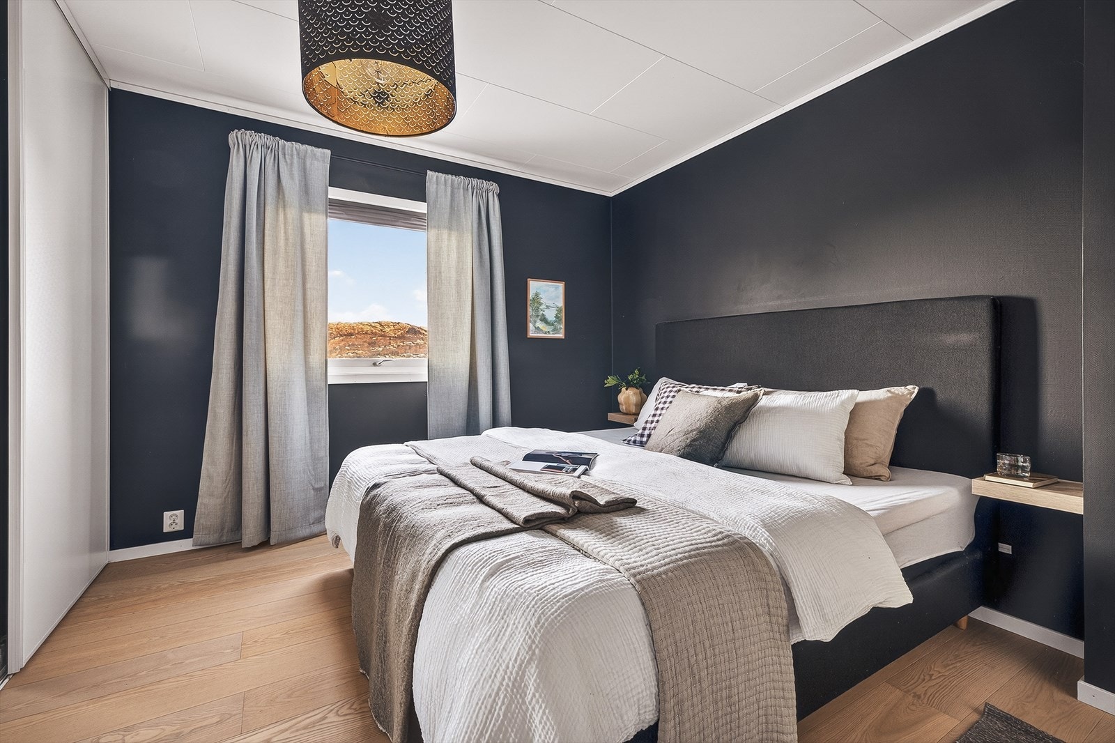 Soverommet er i dag innredet med dobbelseng og innebygde skap. Galleribilde