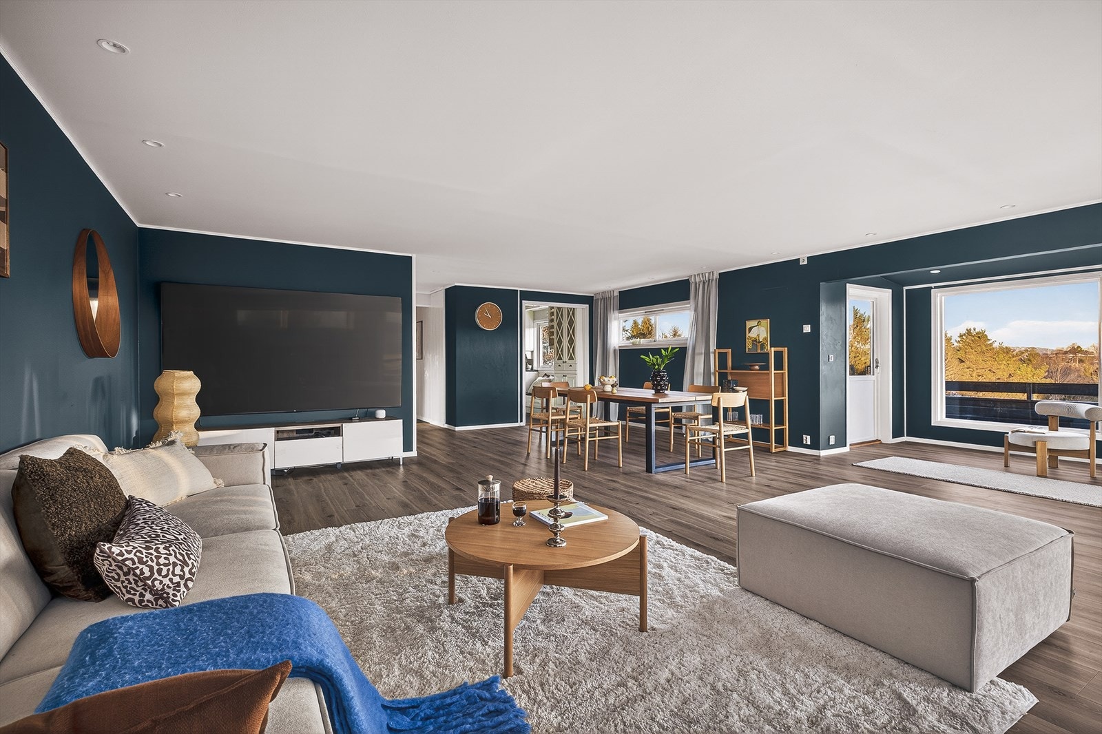 I stuen har man god plass til å invitere både venner og famile til koselige sammenkomster. Galleribilde