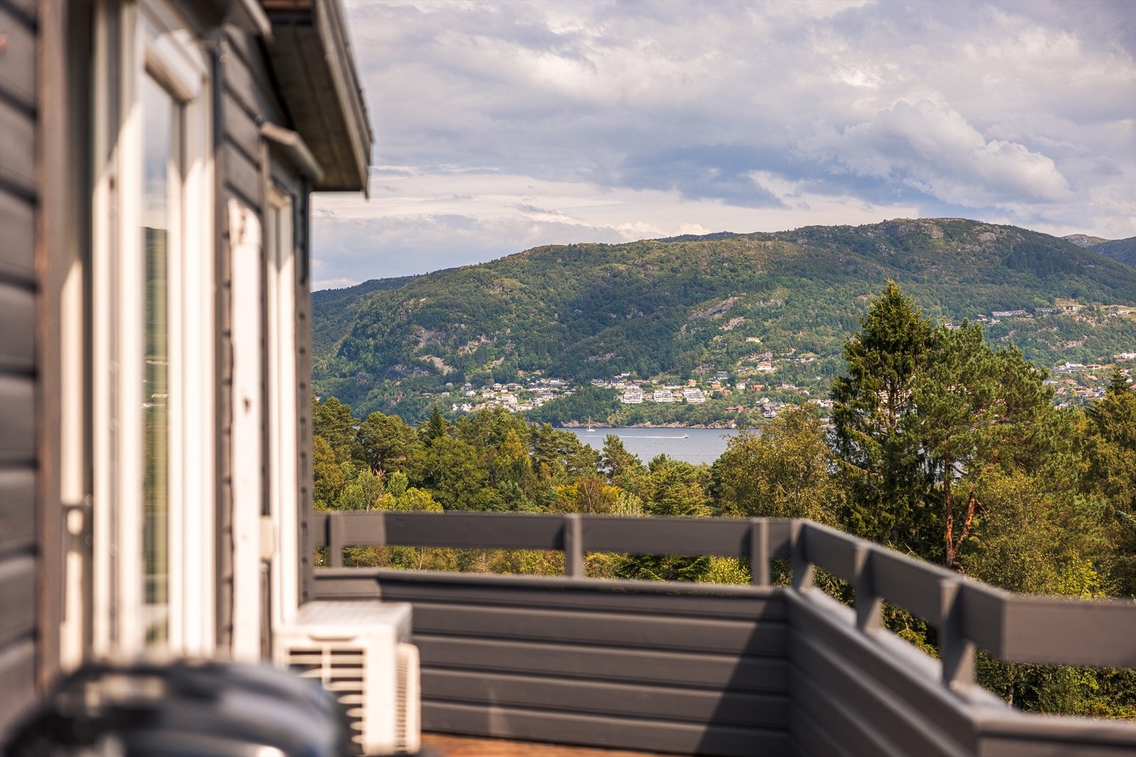 Her kan du nyte en utsikt over byfjorden! Galleribilde