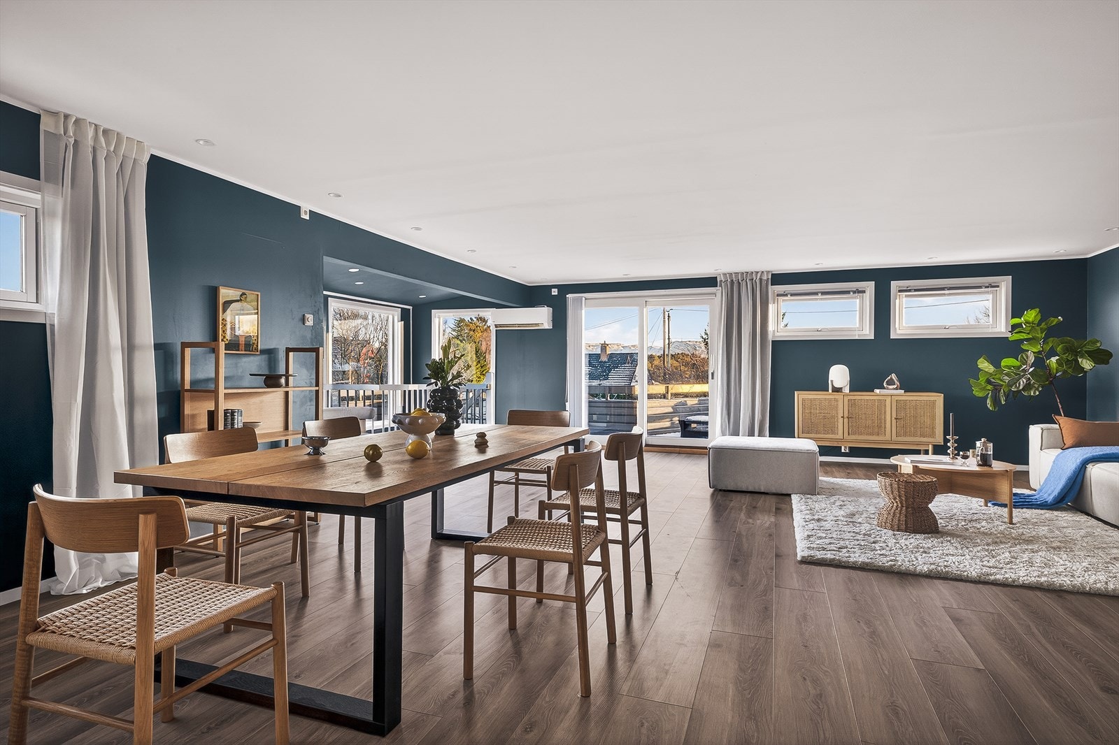 Det er fin flyt mellom de sosiale sonene, og god plass til både en hyggelig sofagruppe, samt spisestue. Galleribilde