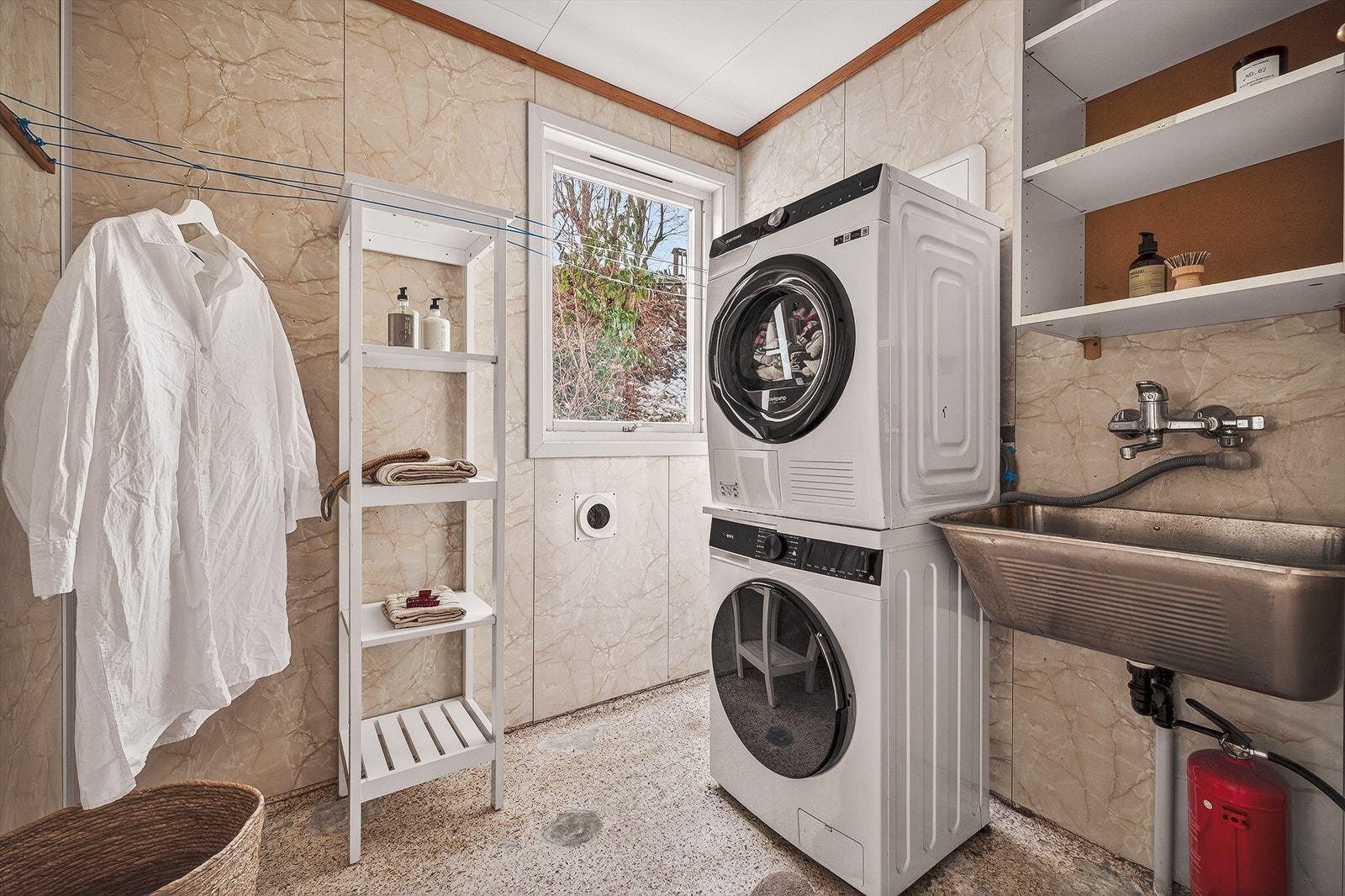 Veien videre går inn i boligens vaskerom. Her kan man kan gjemme vekk klesvasken. Galleribilde