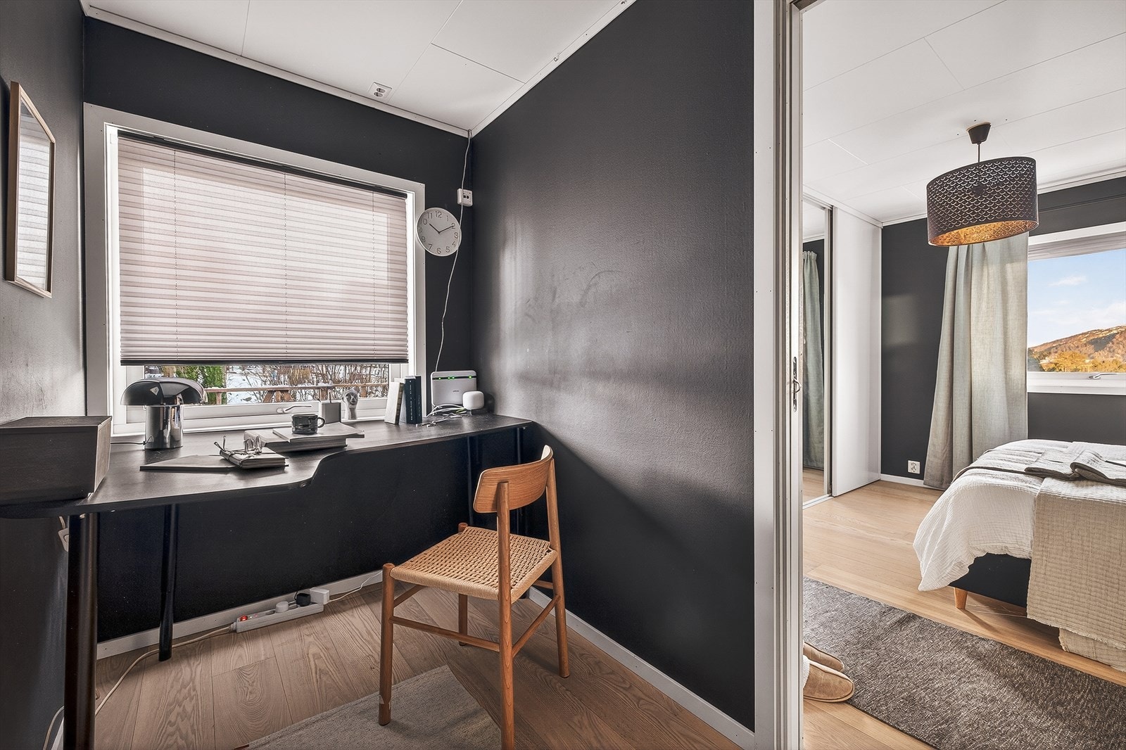 Fra soverommet har man også tilgang til eget kontor. Galleribilde