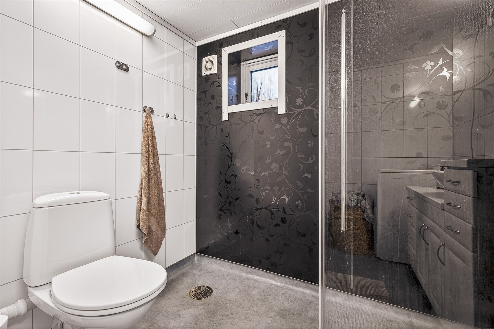 Her finner man bla vaskemaskin, dusjvegger, servant og toalett. Galleribilde