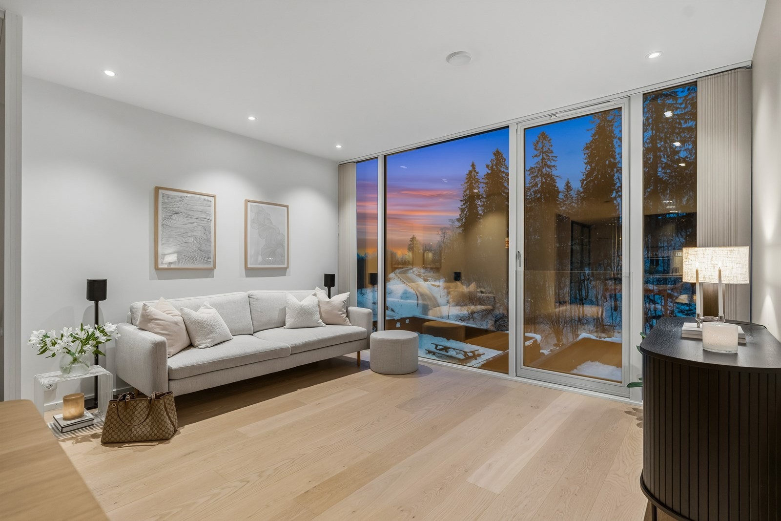 Lyset strømmer inn fra et stort panoramavindu på endeveggen. Det er installert utvendige screens ved stue i 1. etg og på hovedsoverom. Galleribilde