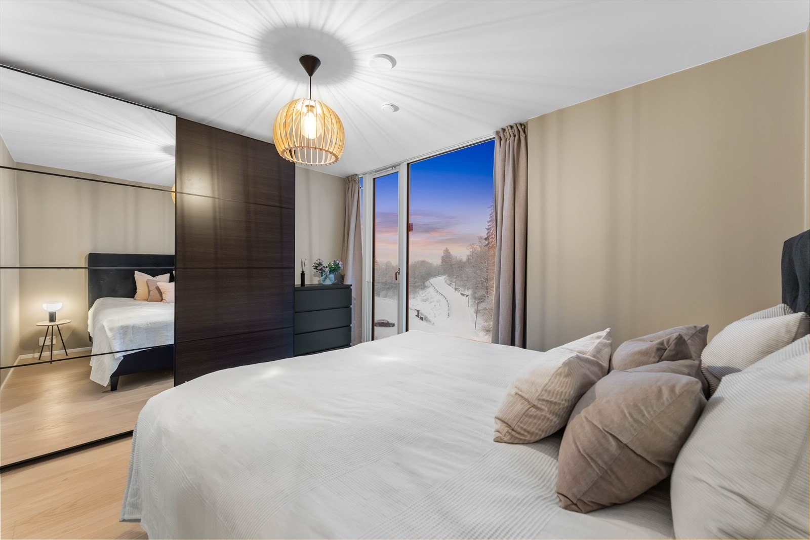 Vinduet går fra tak til gulv, og rommet har god oppbevaring i en stor skyvedørsgarderobe med dels speilfronter. Galleribilde