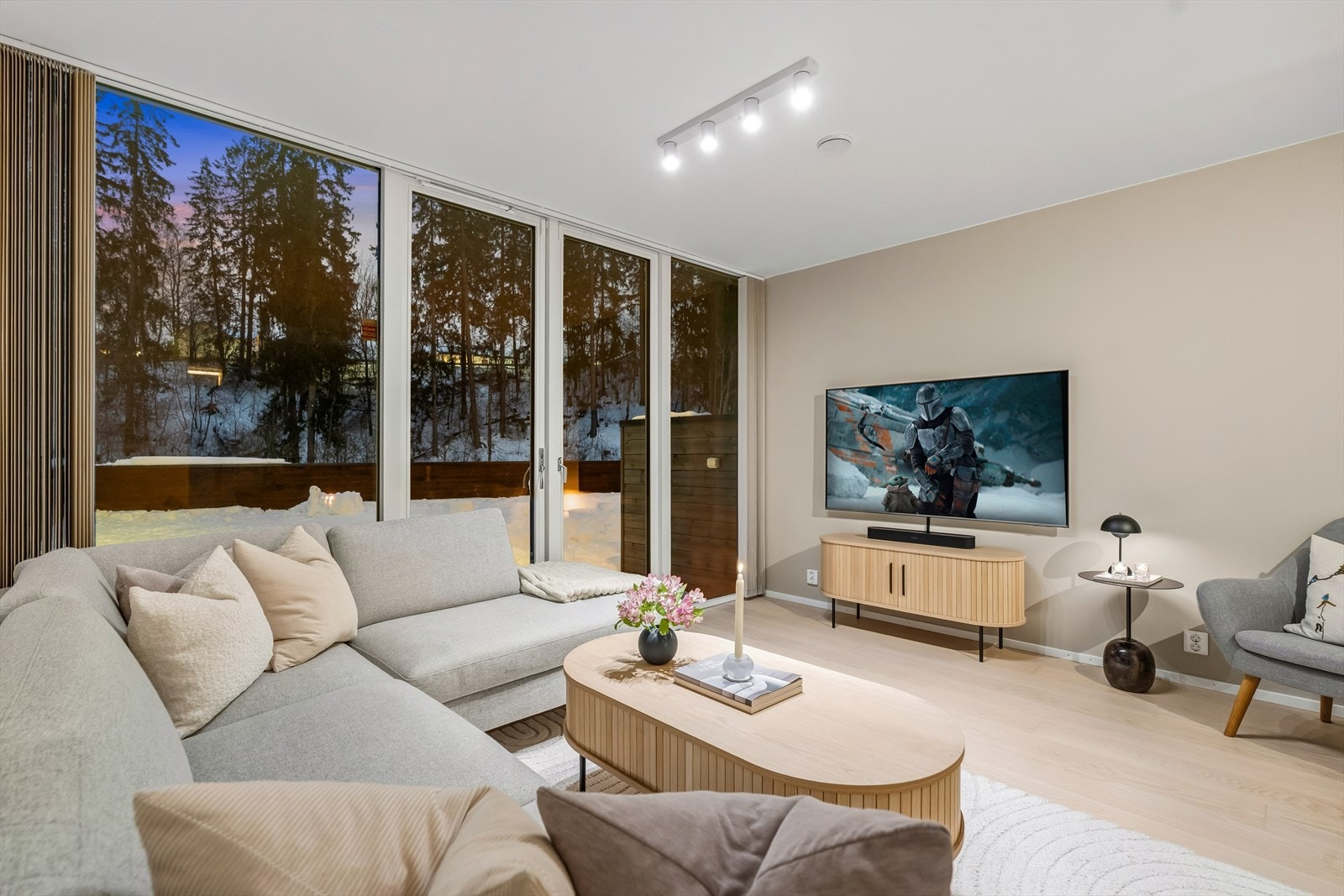 Som i hovedstuen dekkes endeveggen av flotte vindusflater, inkludert en tofløyet glassdør til markterassen. Galleribilde