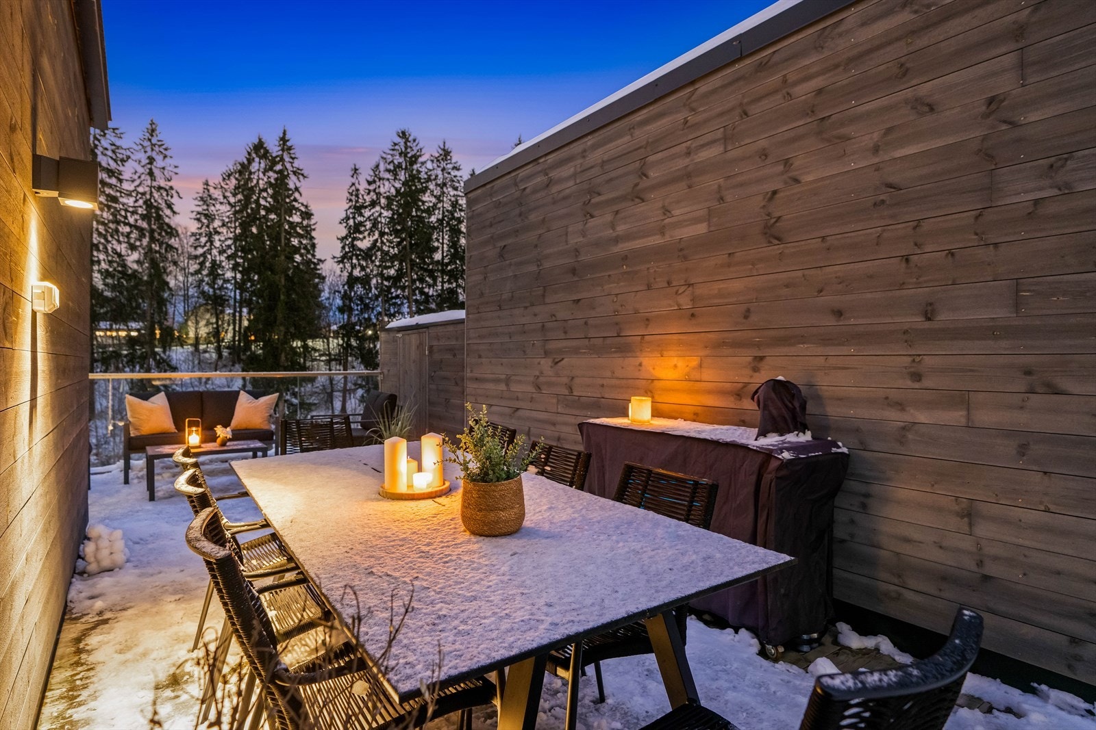 Helt øverst finner vi en nydelig takterrasse med gode solforhold og flott utsikt. Galleribilde