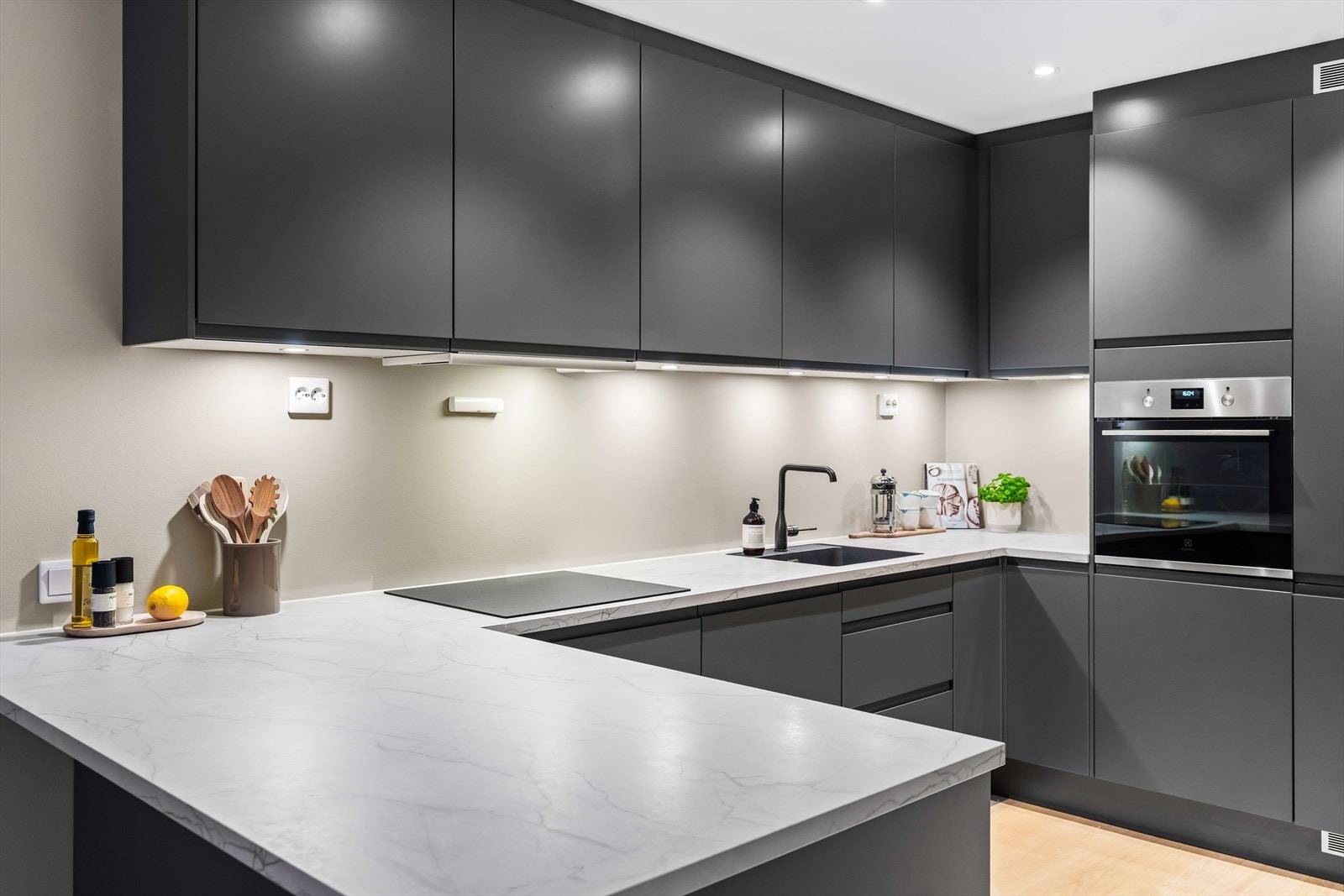 Kjøkkenet fra Sigdal er stilrent og moderne, oppført i en smart u-form med god arbeidsplass, mye oppbevaring og sosial barløsning mot stuen. Galleribilde