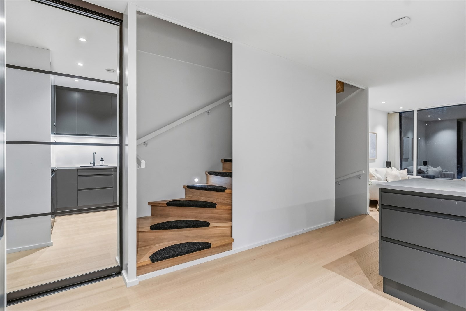 Entreen glir sømløst over i et nydelig allrom med stue og kjøkken i åpen løsning. Galleribilde