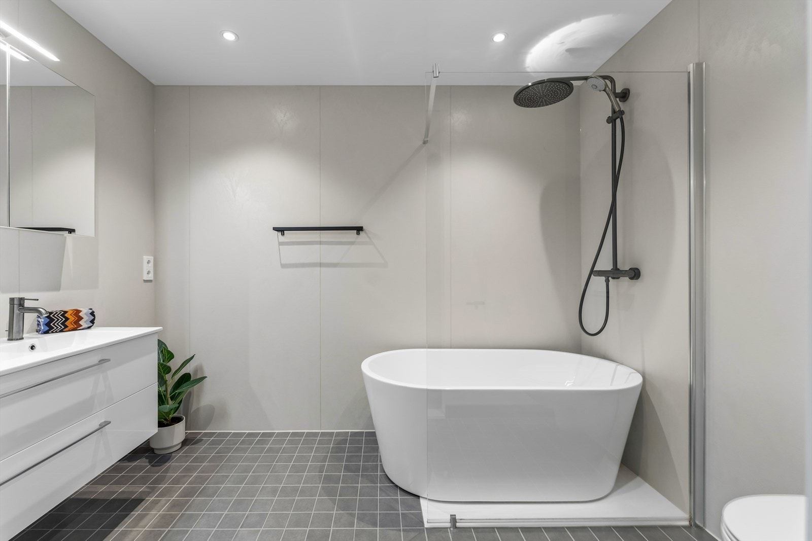 Hovedbadet ligger i 2. etasje, og har et deilig badekar med glassvegg og stor regnfallsdusj. Galleribilde