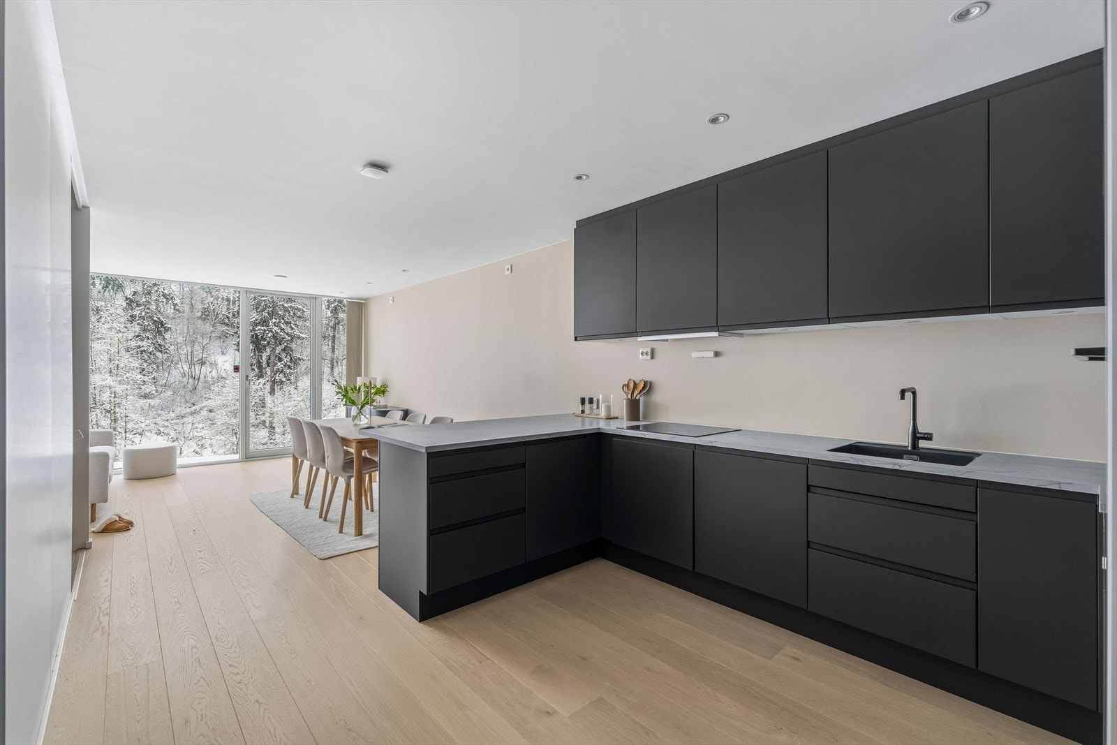 Nordvik Eiendom v/Håvard Bjerke har gleden av å presentere Sørjordet 72! Foto: Morten Eriksen og Stefan Borup. Galleribilde