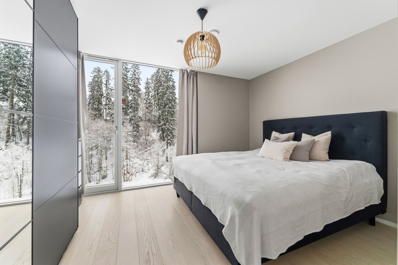 Flott og naturskjønn utsikt fra de store vinduene. Galleribilde