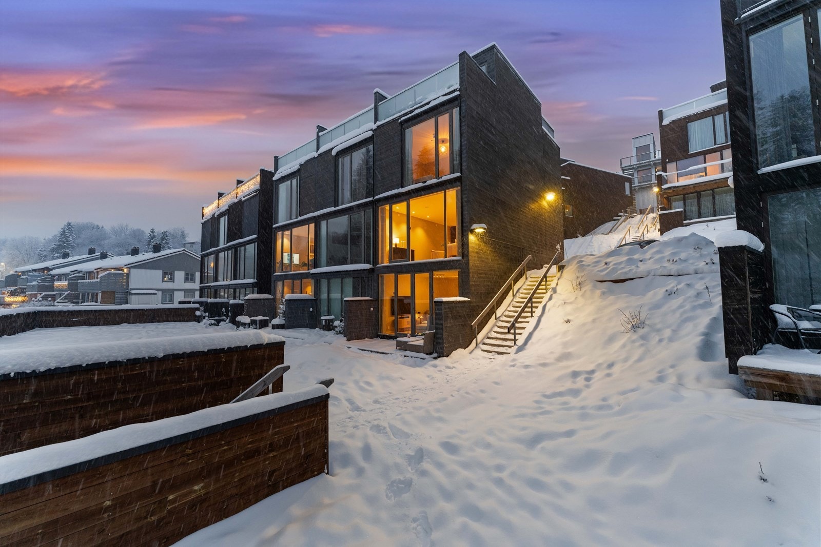 Oppført i 2021 holder boligen en gjennomgående høy standard med 1-stavs parkett, store vinduer og vannbåren gulvvarme. Galleribilde