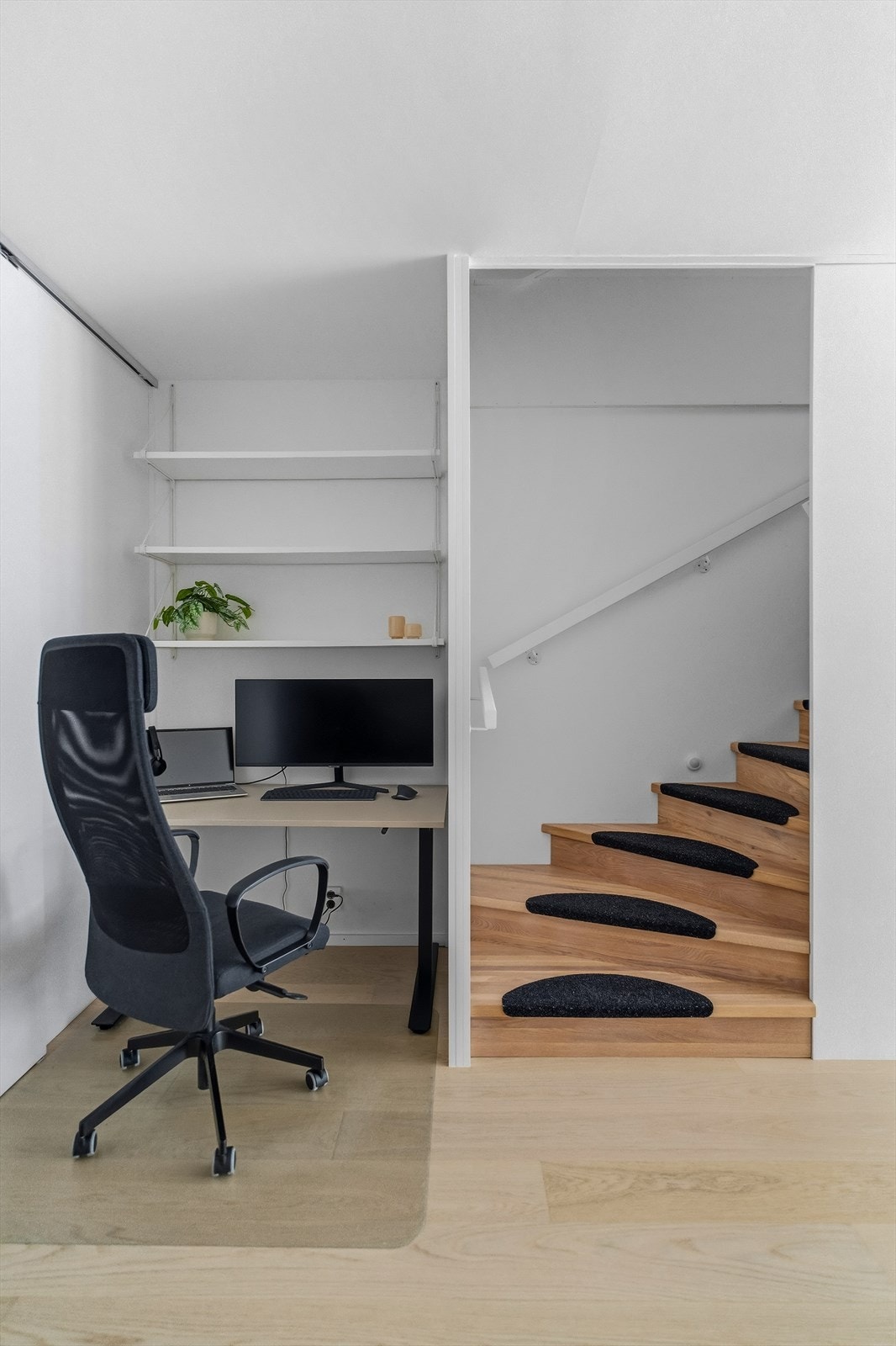 Det er også en fin mulighet til å ha eget hjemmekontor i nisje ved trappen. Galleribilde