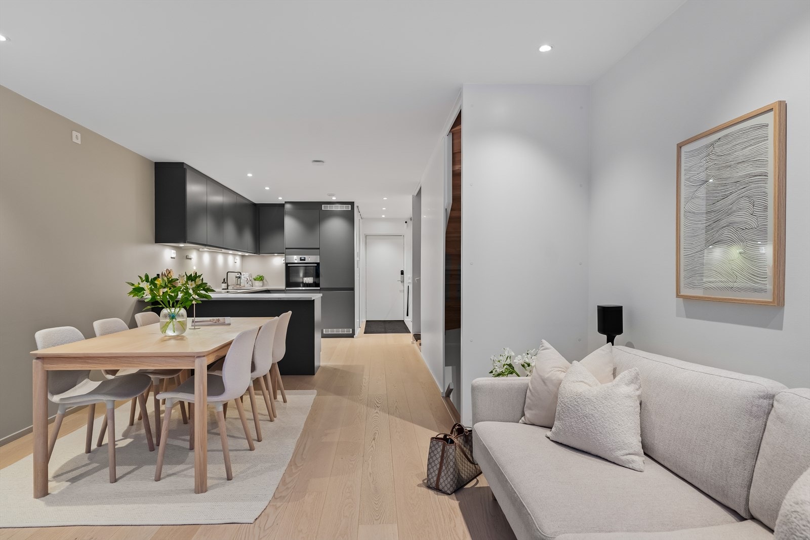 Stuen er naturlig inndelt i ulike soner, og nærmest kjøkkenet samles familien for hyggelige måltider rundt et langbord. Galleribilde