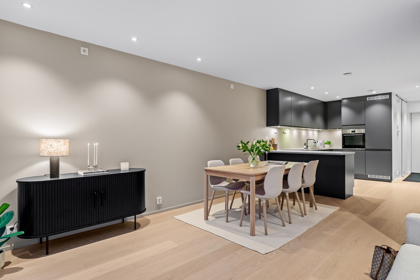 Sørjordet 72 er et moderne funkishus - et innholdsrikt familiehjem med god og barnevennlig planløsning over tre etasjer. Galleribilde