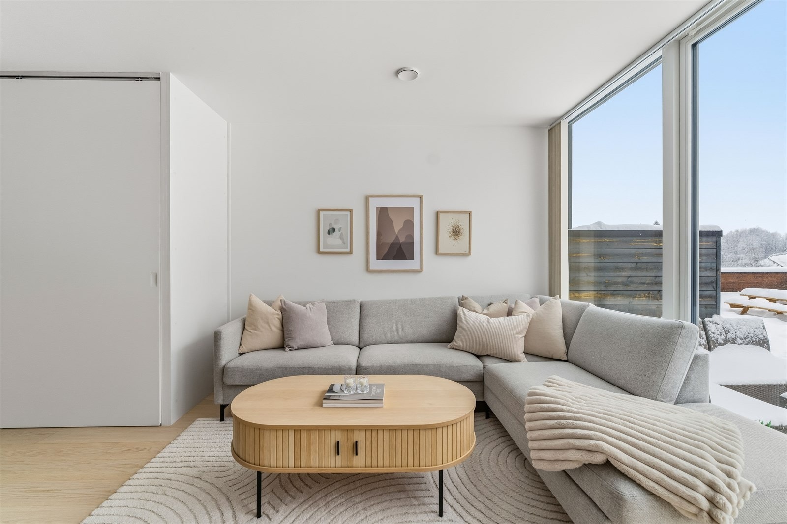 Det er godt med plass til en stor sofagruppe med tilhørende sofabord. Galleribilde