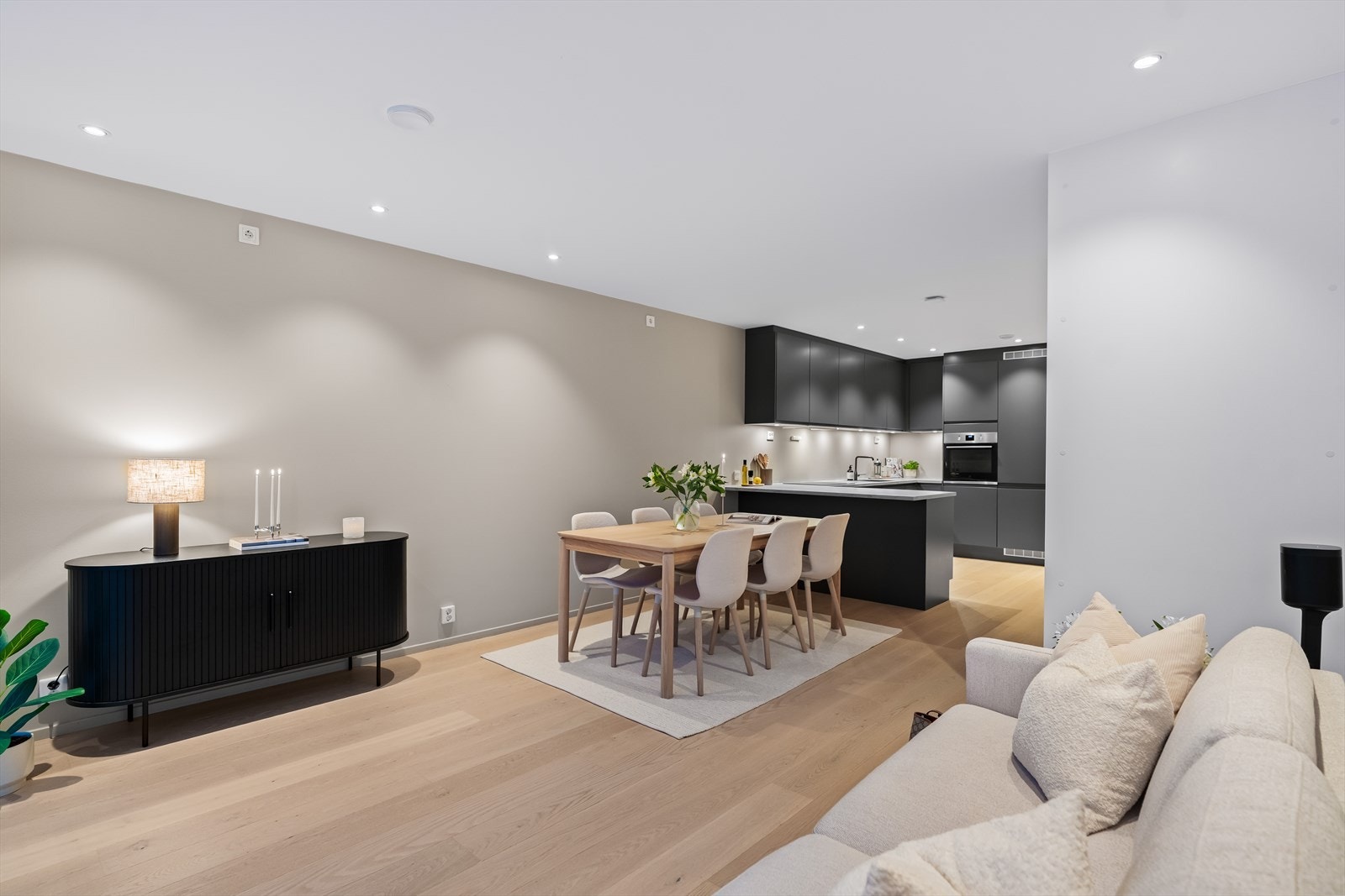 Godt med plass til både sofa og spisegruppe. Galleribilde