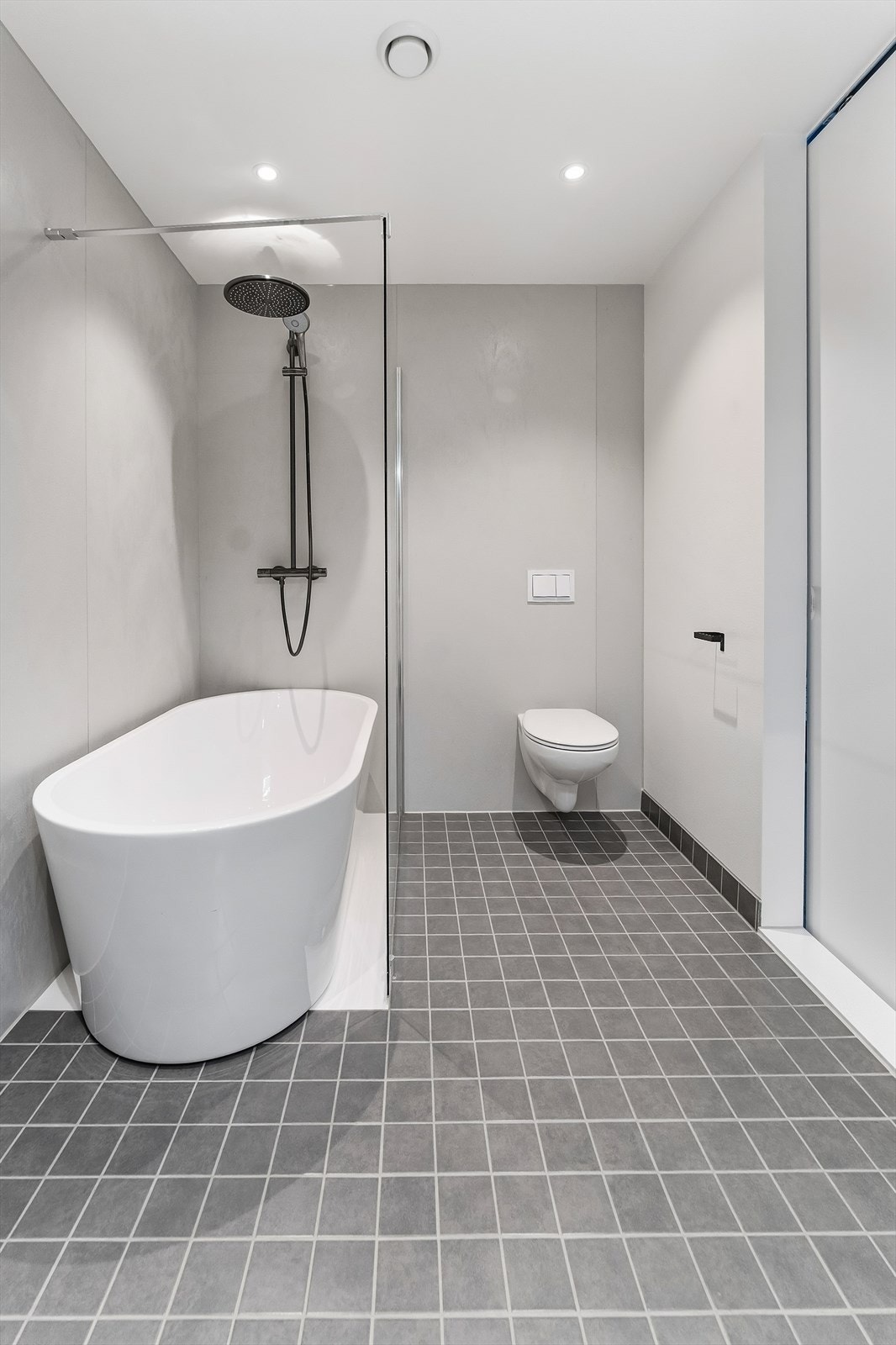 Badekaret sitter løst og kan enkelt fjernes om man ønsker en fullverdig dusjsone. Galleribilde