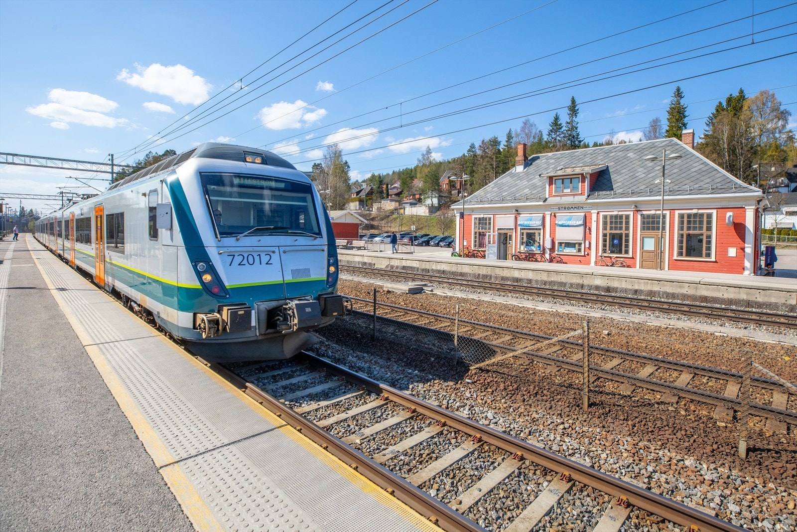 Nærmeste bussholdeplass er Stav, som ligger kort gange fra boligen. Her går linje 375 og 380. Én km unna ligger Sagdalen stasjon, med hyppige avganger mellom Lillestrøm og Oslo. Galleribilde
