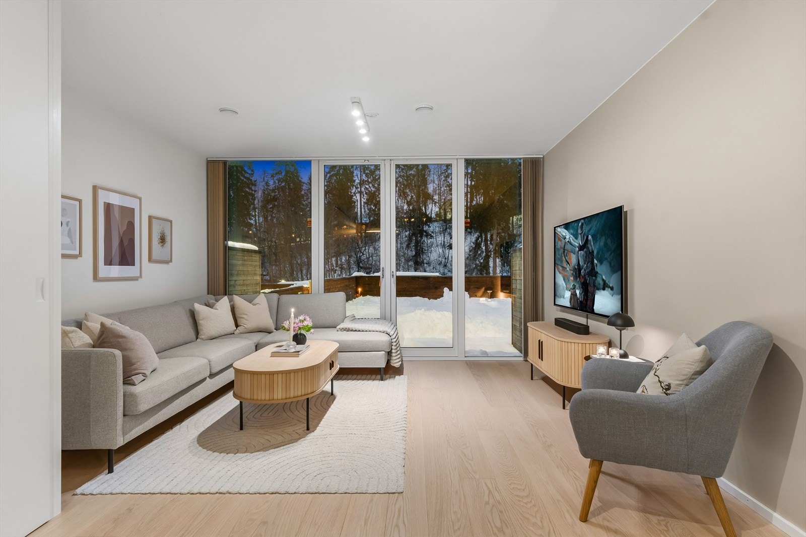 Videre ned i underetasjen har boligen en stor stue, et ekstra oppholdsrom for lek, vennebesøk og avslapning. Galleribilde